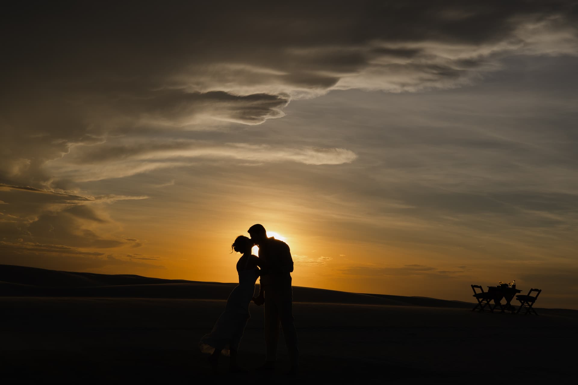 Isabella e Matheus, beijo ao pôr do sol nas dunas, Atins, Lençóis Maranhenses