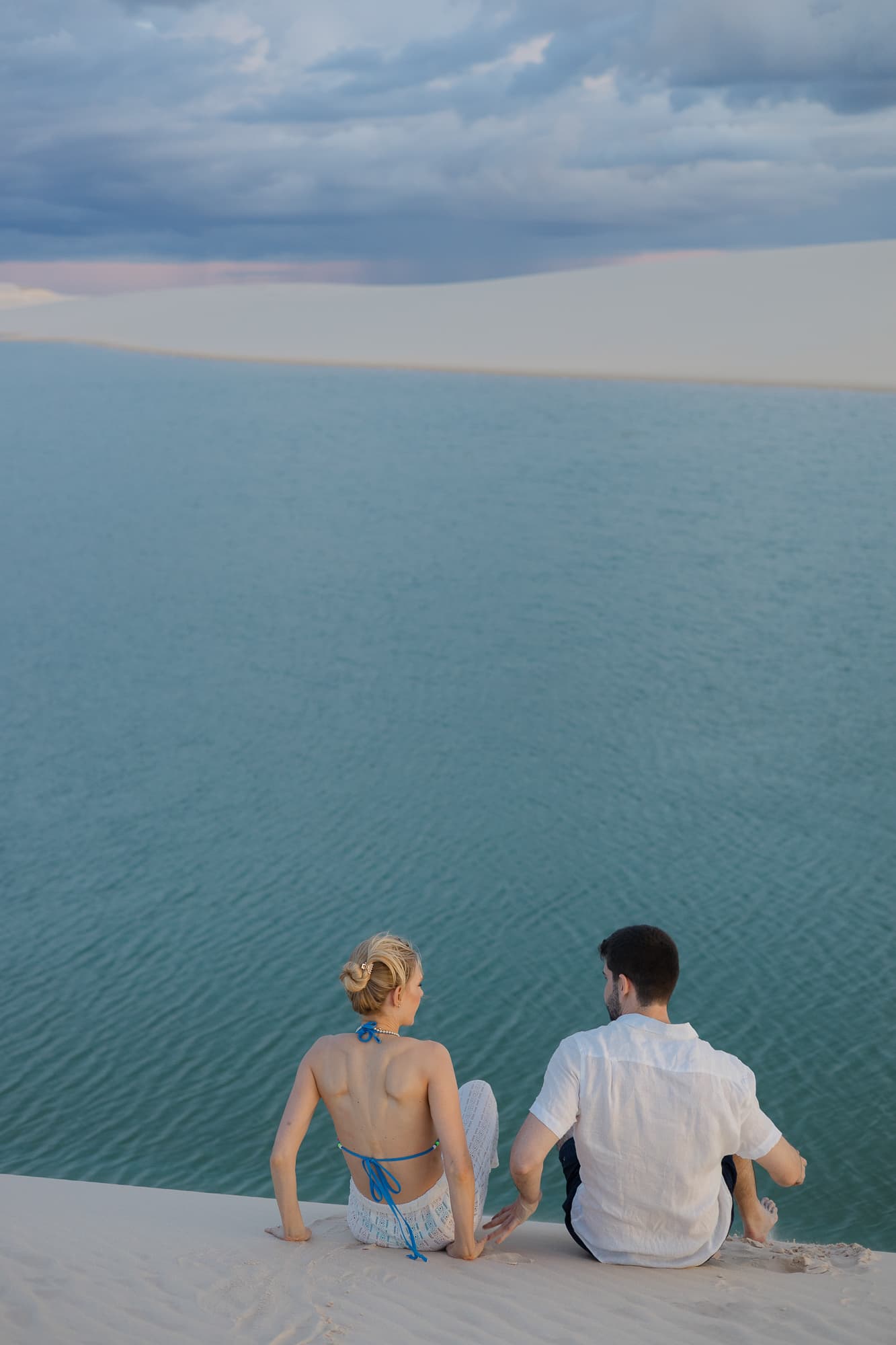 Isabella e Matheus, casal abraçado na luz dourada, Atins, Lençóis Maranhenses