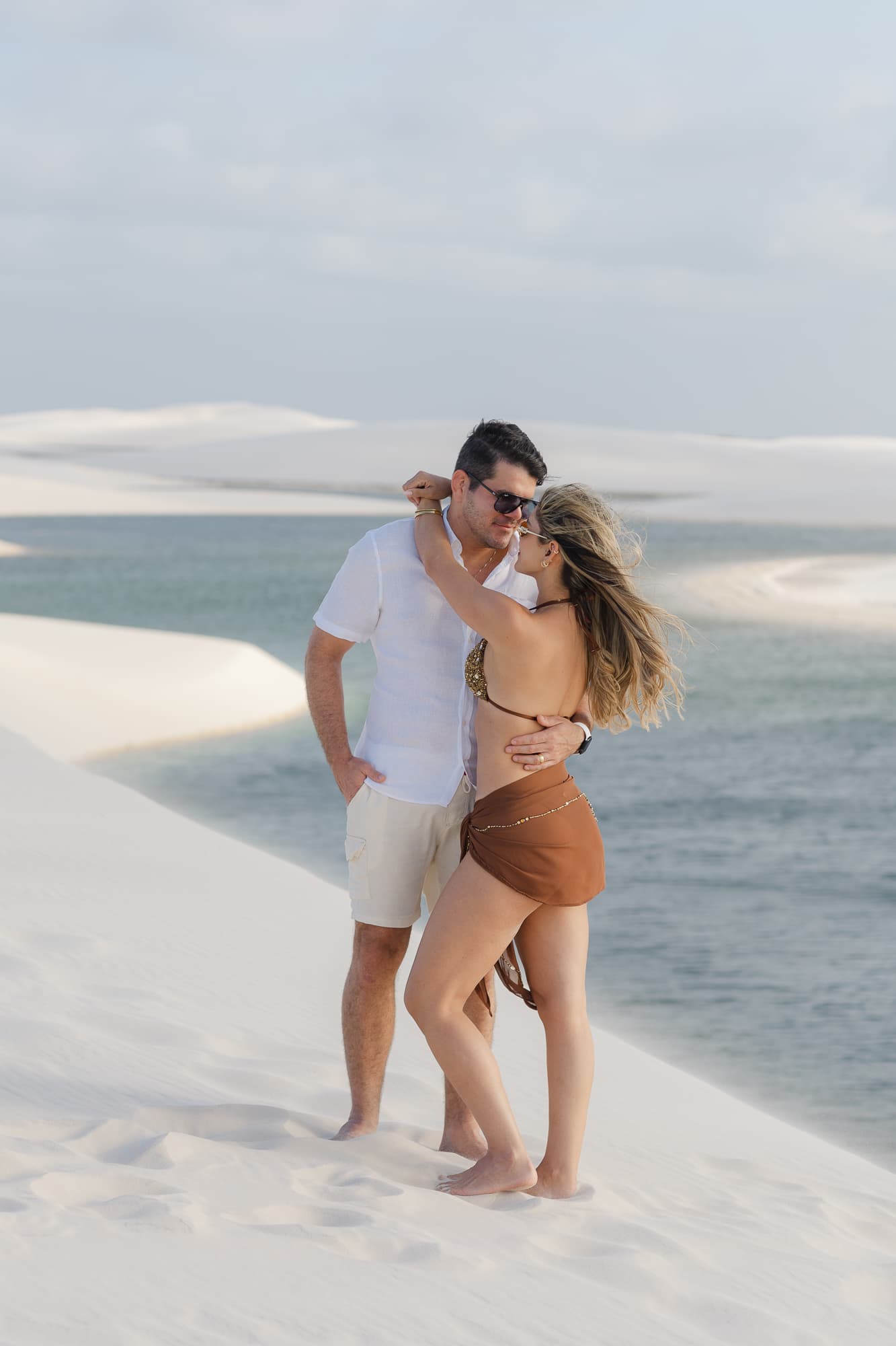 Jéssica e Vitor, casal abraçado na luz dourada, Santo Amaro, Lençóis Maranhenses