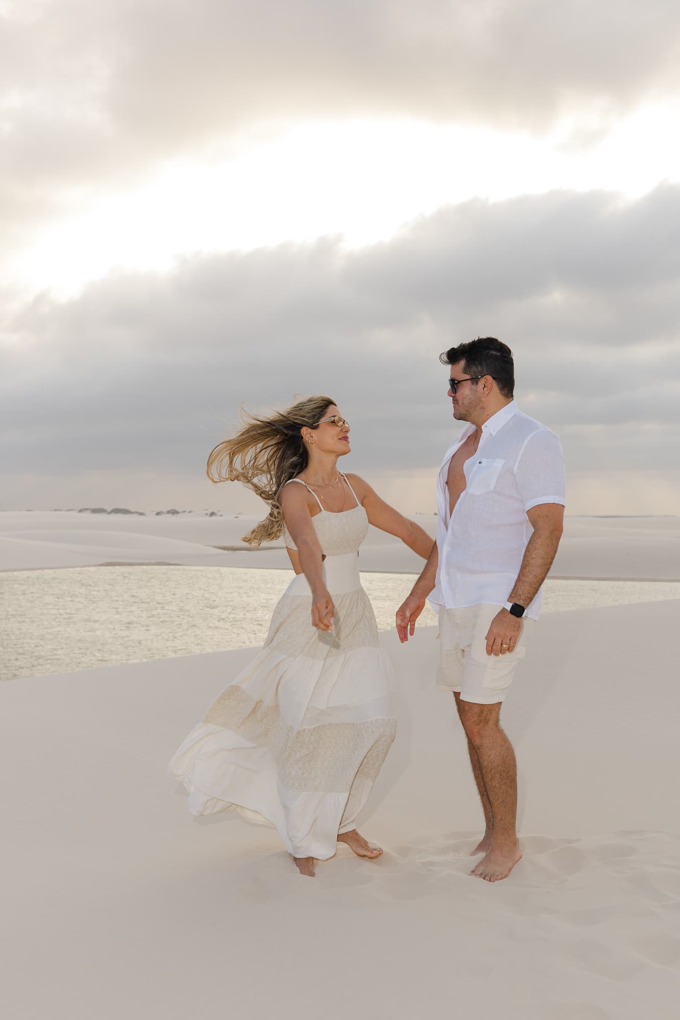 Jéssica e Vitor, silhueta ao entardecer, Santo Amaro, Lençóis Maranhenses