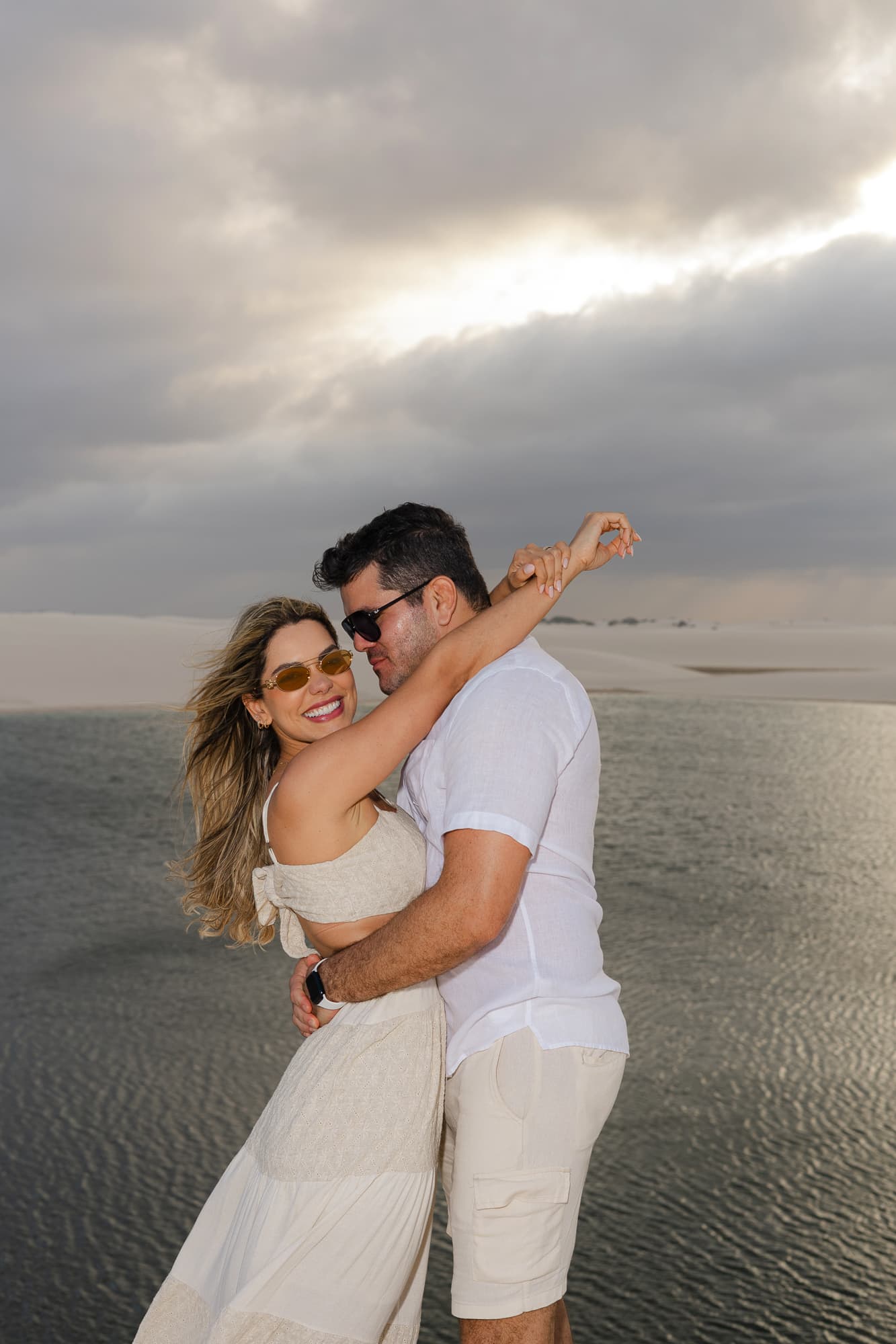 Jéssica e Vitor, casal abraçado na luz dourada, Santo Amaro, Lençóis Maranhenses
