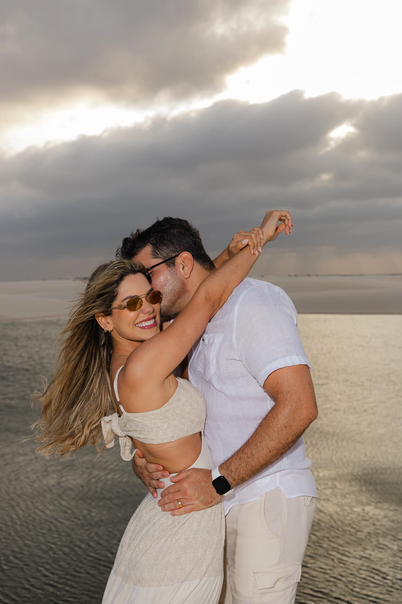 Jéssica e Vitor, caminhando de mãos dadas nas dunas, Santo Amaro, Lençóis Maranhenses