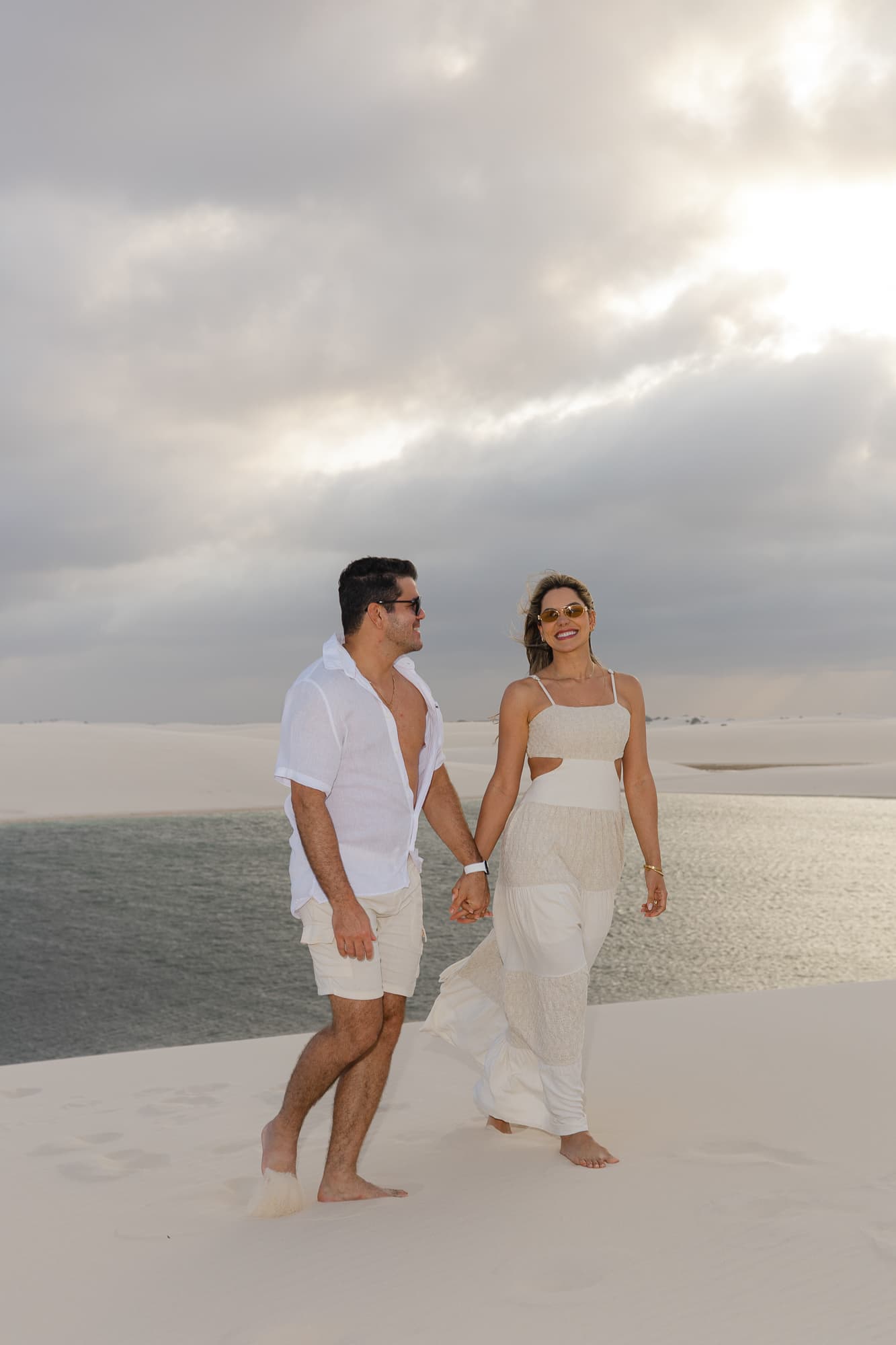 Jéssica e Vitor, silhueta ao entardecer, Santo Amaro, Lençóis Maranhenses