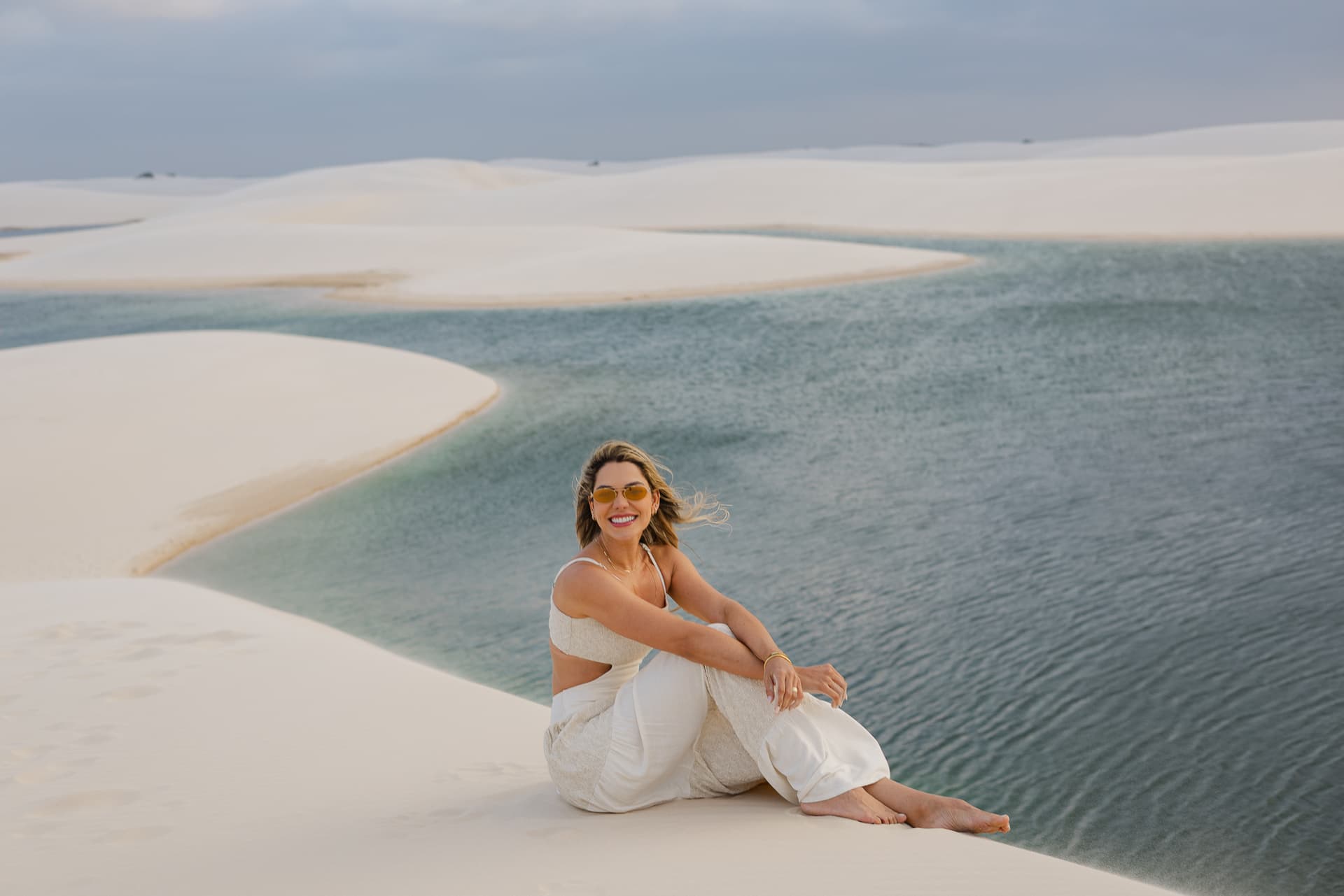 Jéssica e Vitor, casal abraçado na luz dourada, Santo Amaro, Lençóis Maranhenses