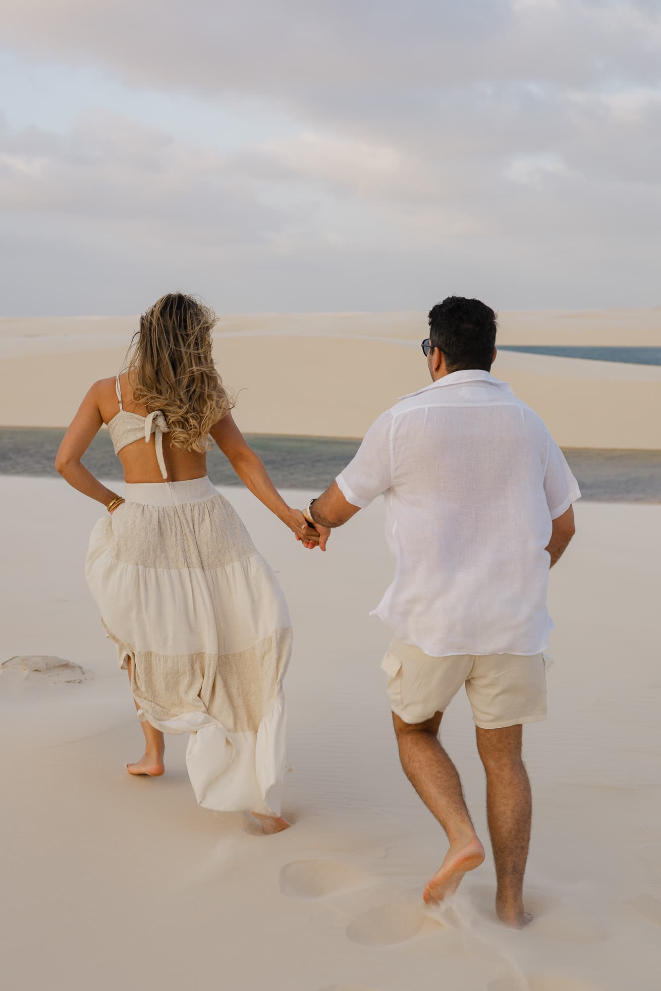 Jéssica e Vitor, caminhando de mãos dadas nas dunas, Santo Amaro, Lençóis Maranhenses
