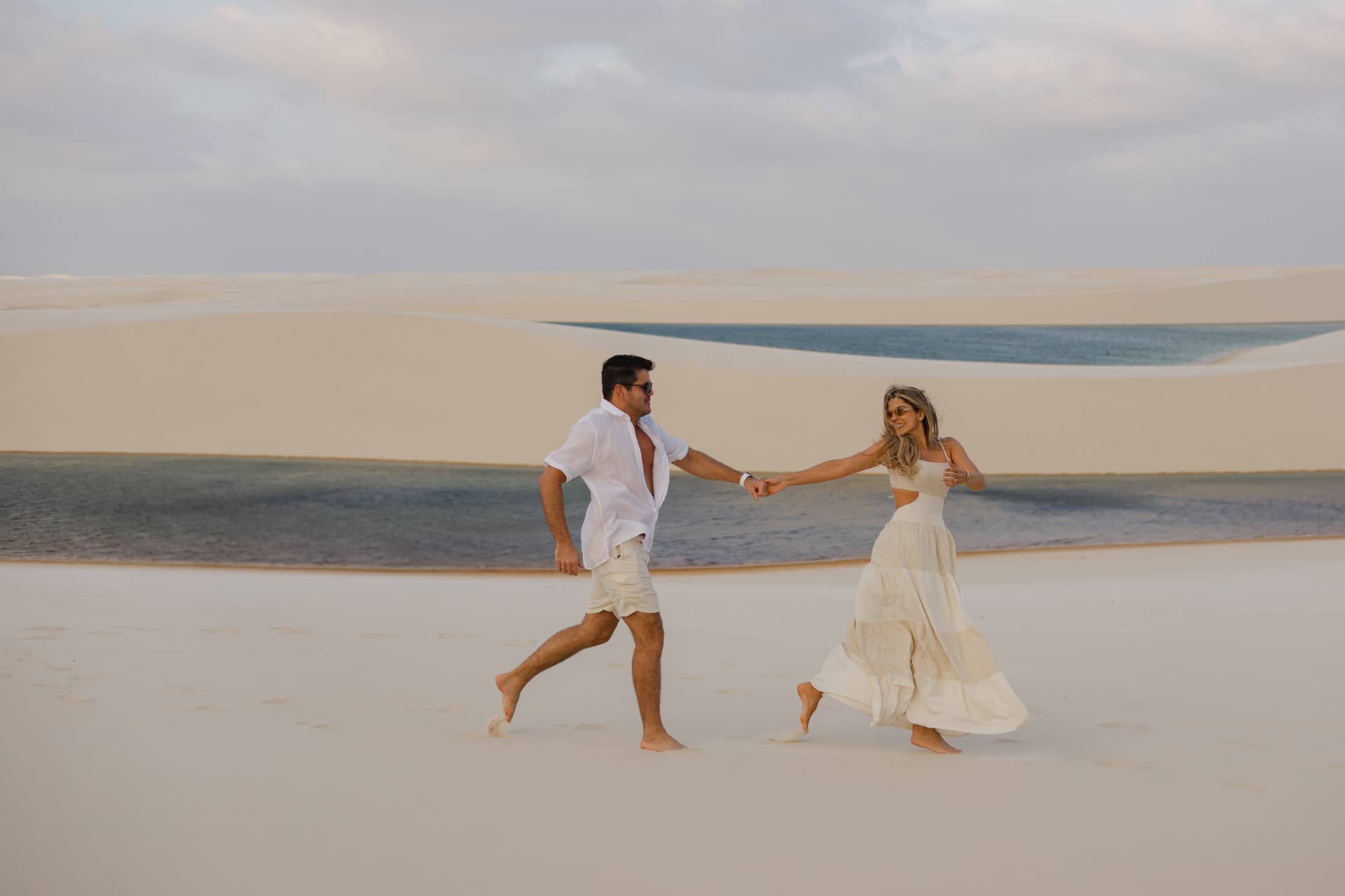 Jéssica e Vitor, beijo ao pôr do sol nas dunas, Santo Amaro, Lençóis Maranhenses