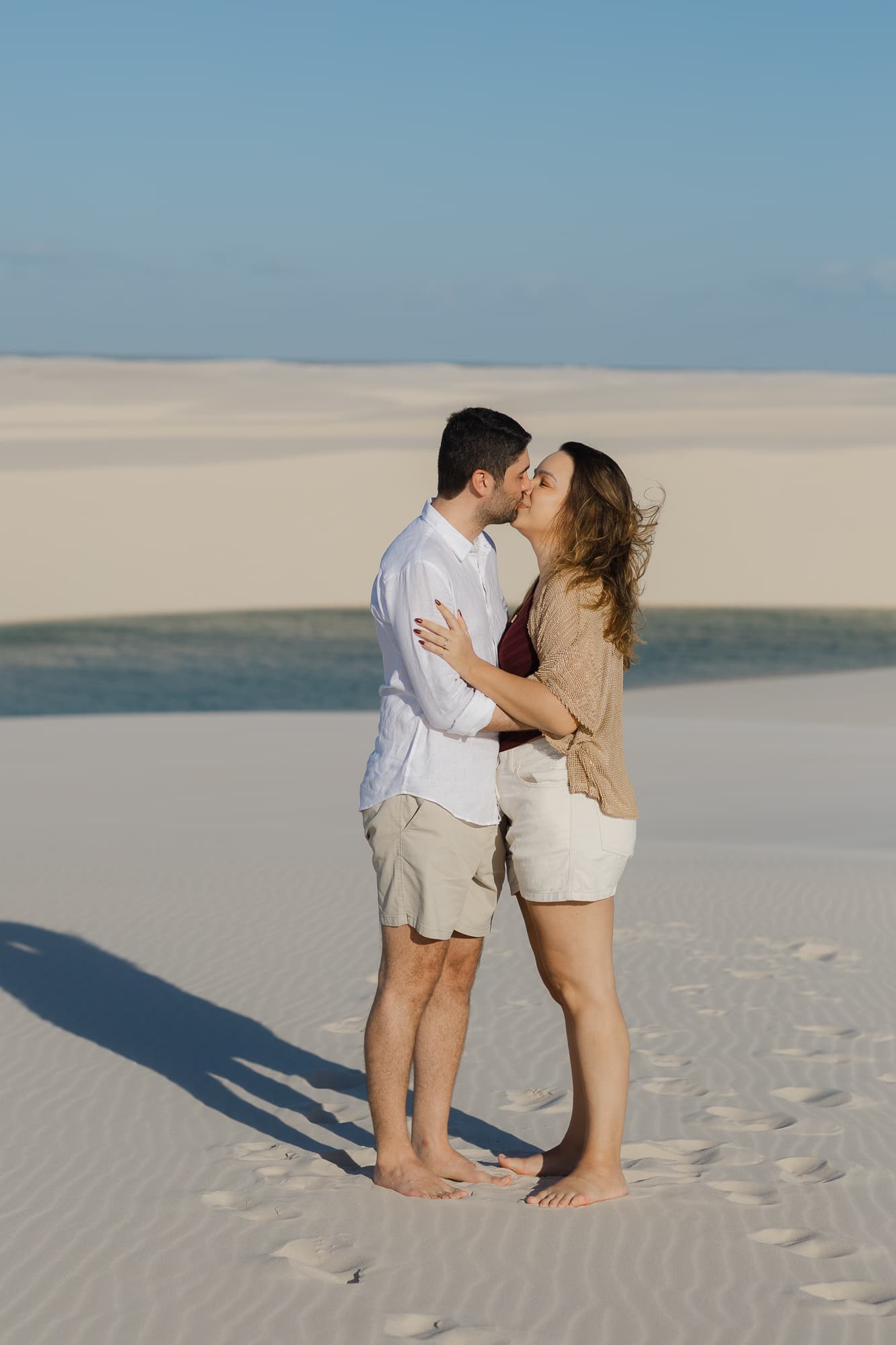 Júlia e Guilherme, casal abraçado na luz dourada, Atins, Lençóis Maranhenses