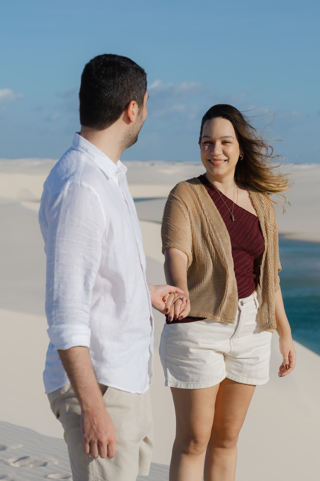 Júlia e Guilherme, caminhando de mãos dadas nas dunas, Atins, Lençóis Maranhenses