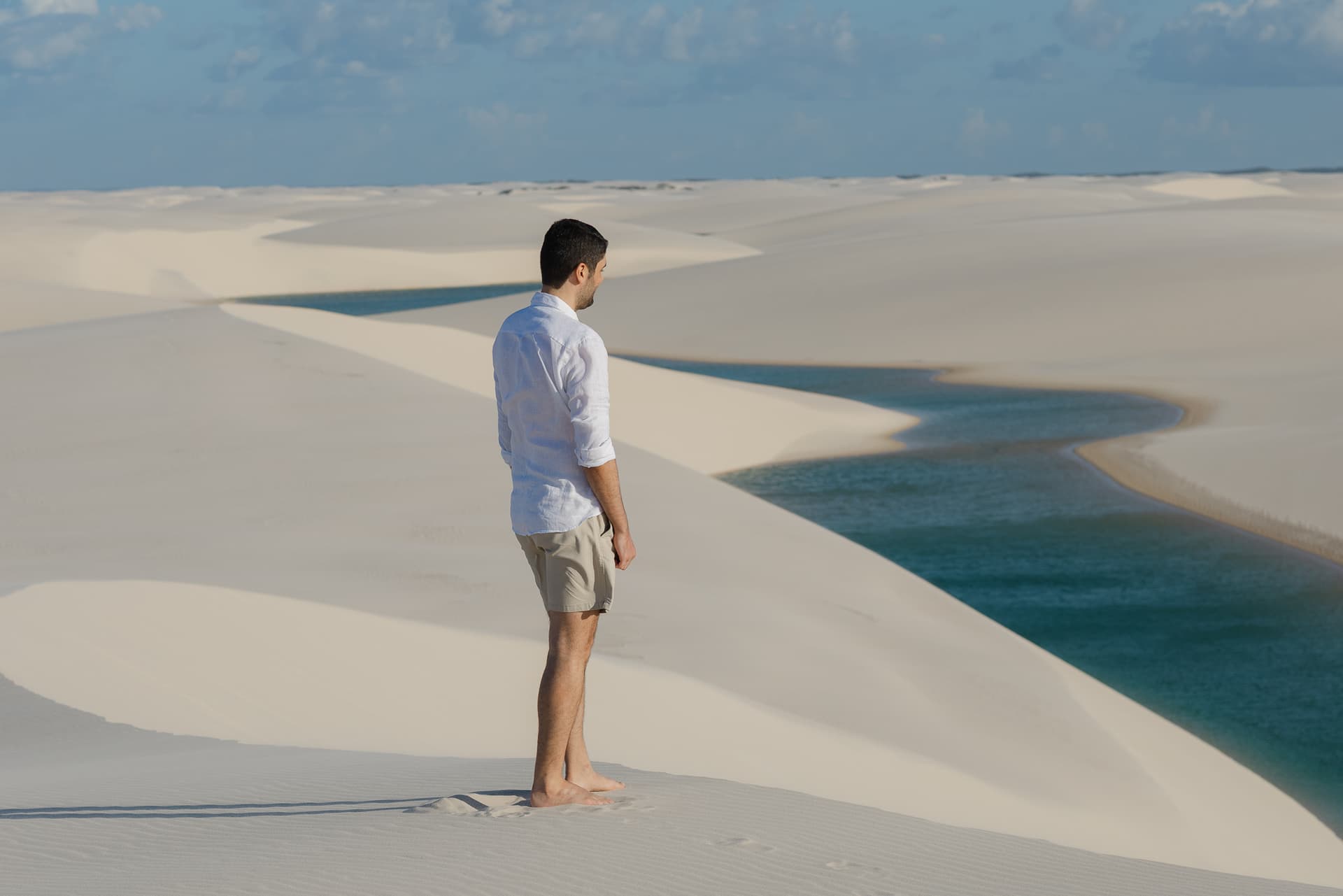 Júlia e Guilherme, beijo ao pôr do sol nas dunas, Atins, Lençóis Maranhenses