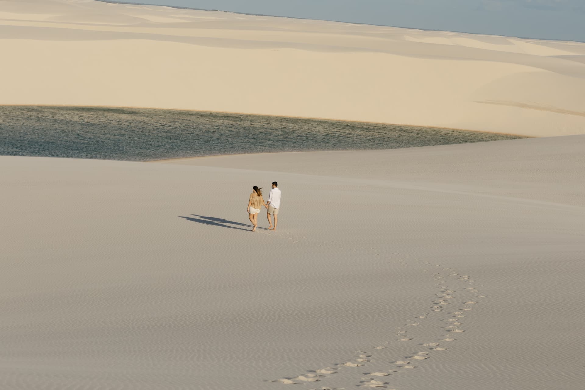 Júlia e Guilherme, silhueta ao entardecer, Atins, Lençóis Maranhenses