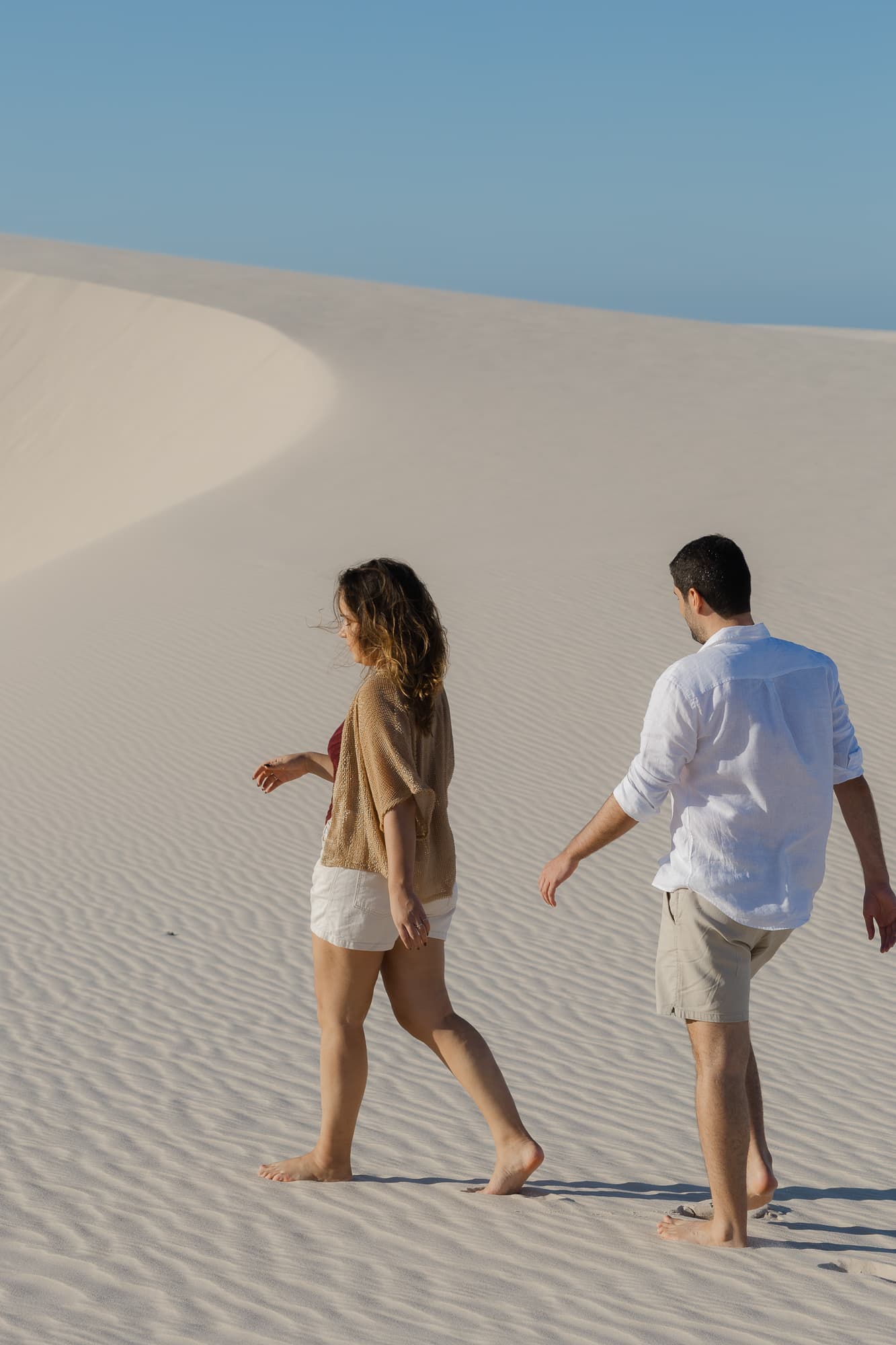 Júlia e Guilherme, casal abraçado na luz dourada, Atins, Lençóis Maranhenses