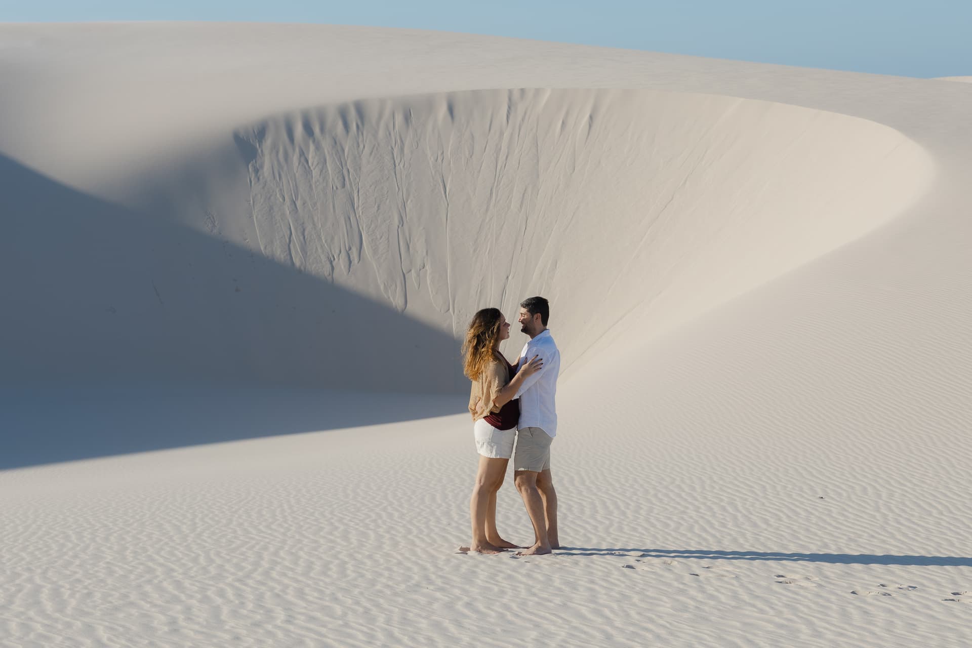 Júlia e Guilherme, caminhando de mãos dadas nas dunas, Atins, Lençóis Maranhenses