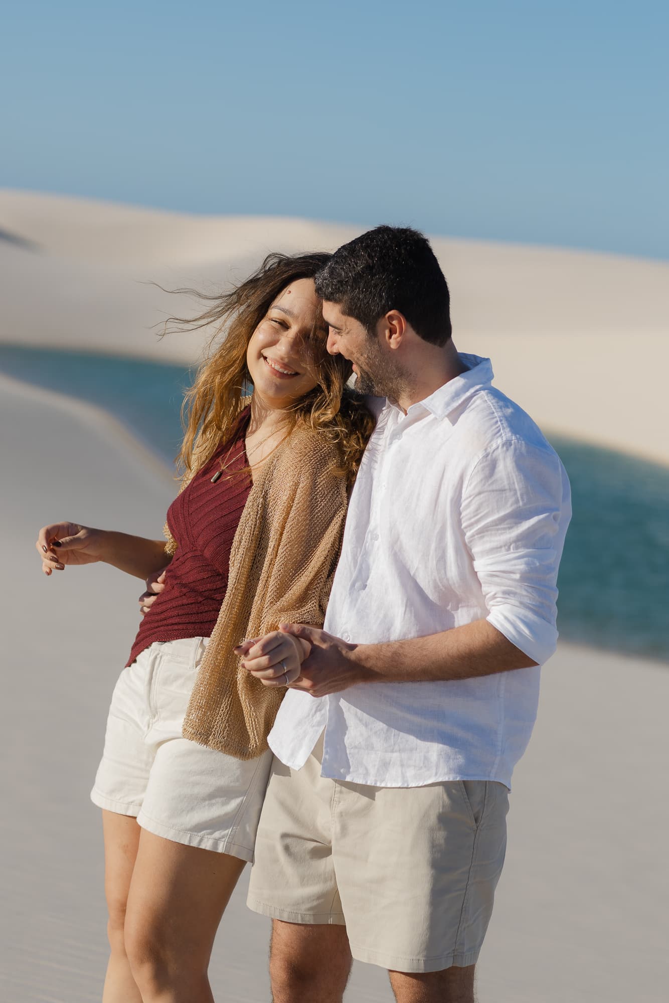 Júlia e Guilherme, casal abraçado na luz dourada, Atins, Lençóis Maranhenses