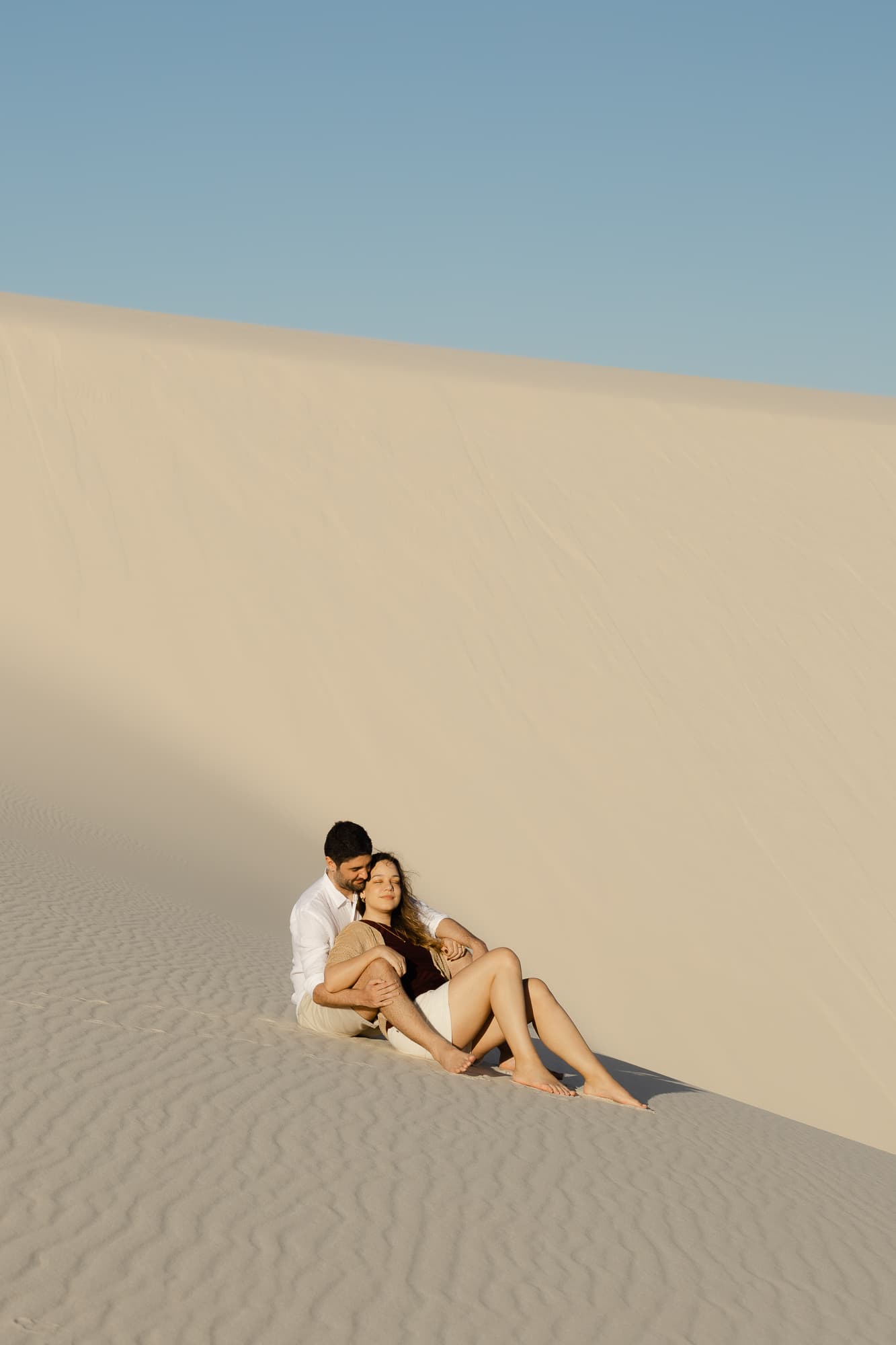 Júlia e Guilherme, beijo ao pôr do sol nas dunas, Atins, Lençóis Maranhenses