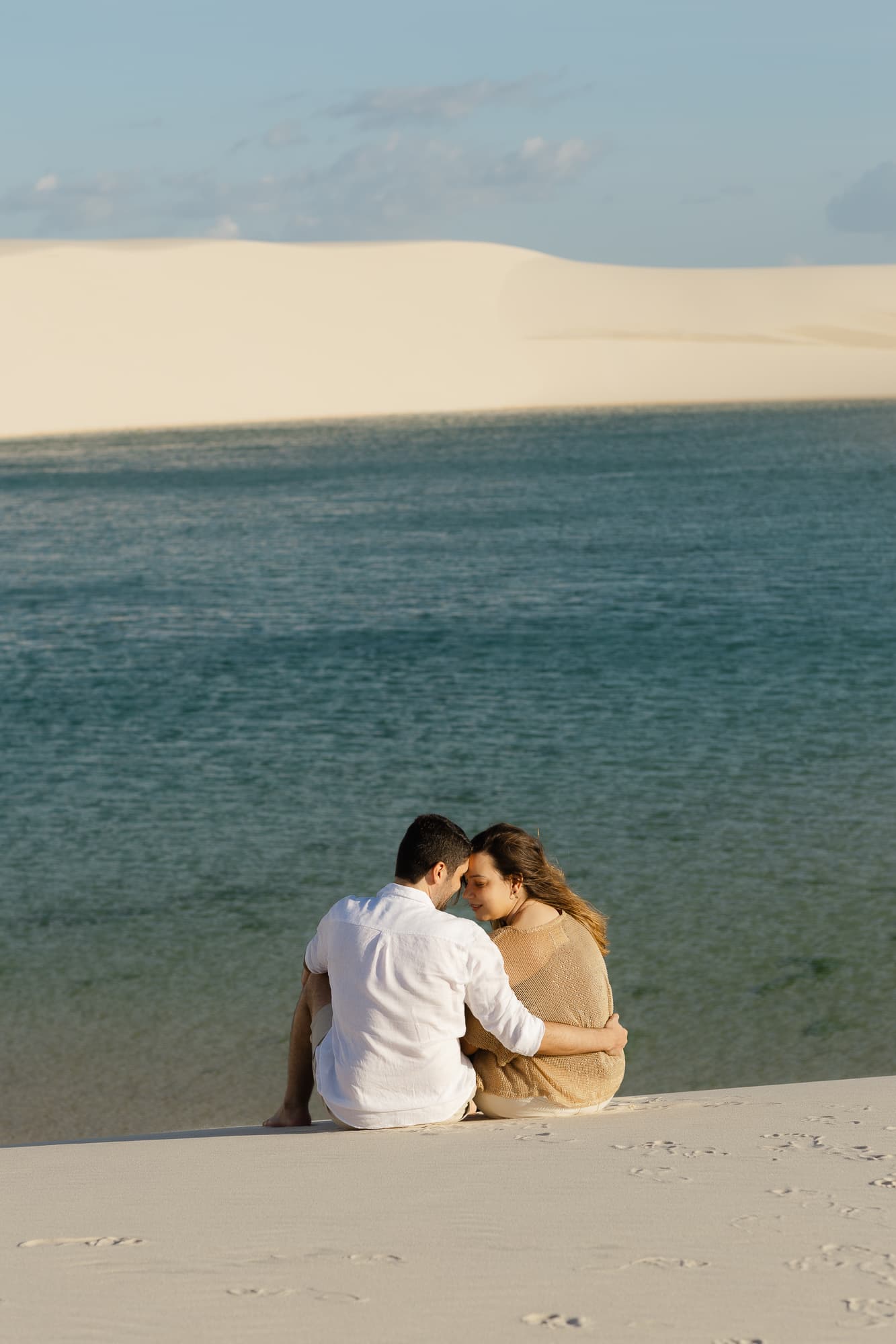 Júlia e Guilherme, momento de cumplicidade nas dunas, Atins, Lençóis Maranhenses