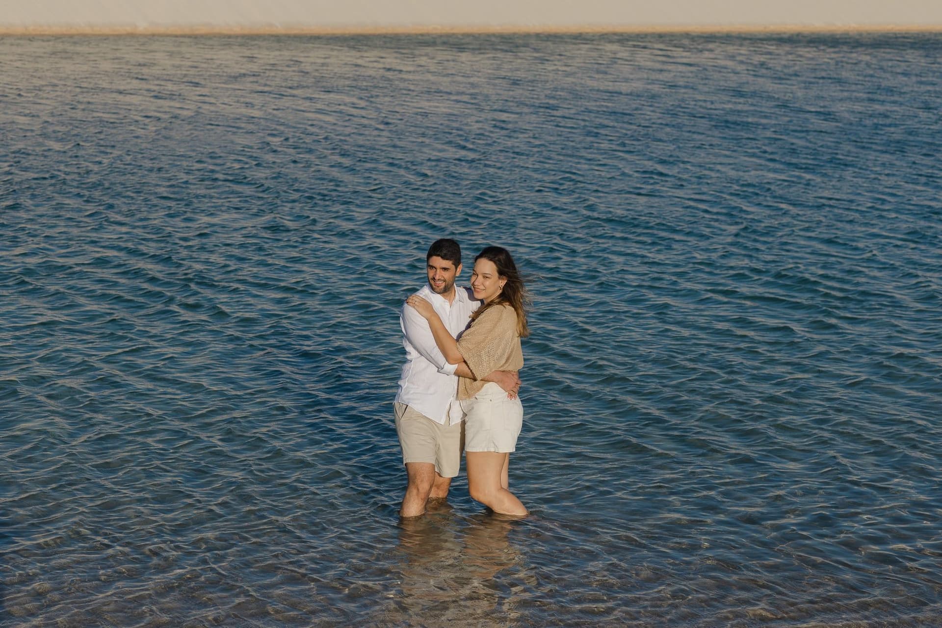 Júlia e Guilherme, casal abraçado na luz dourada, Atins, Lençóis Maranhenses