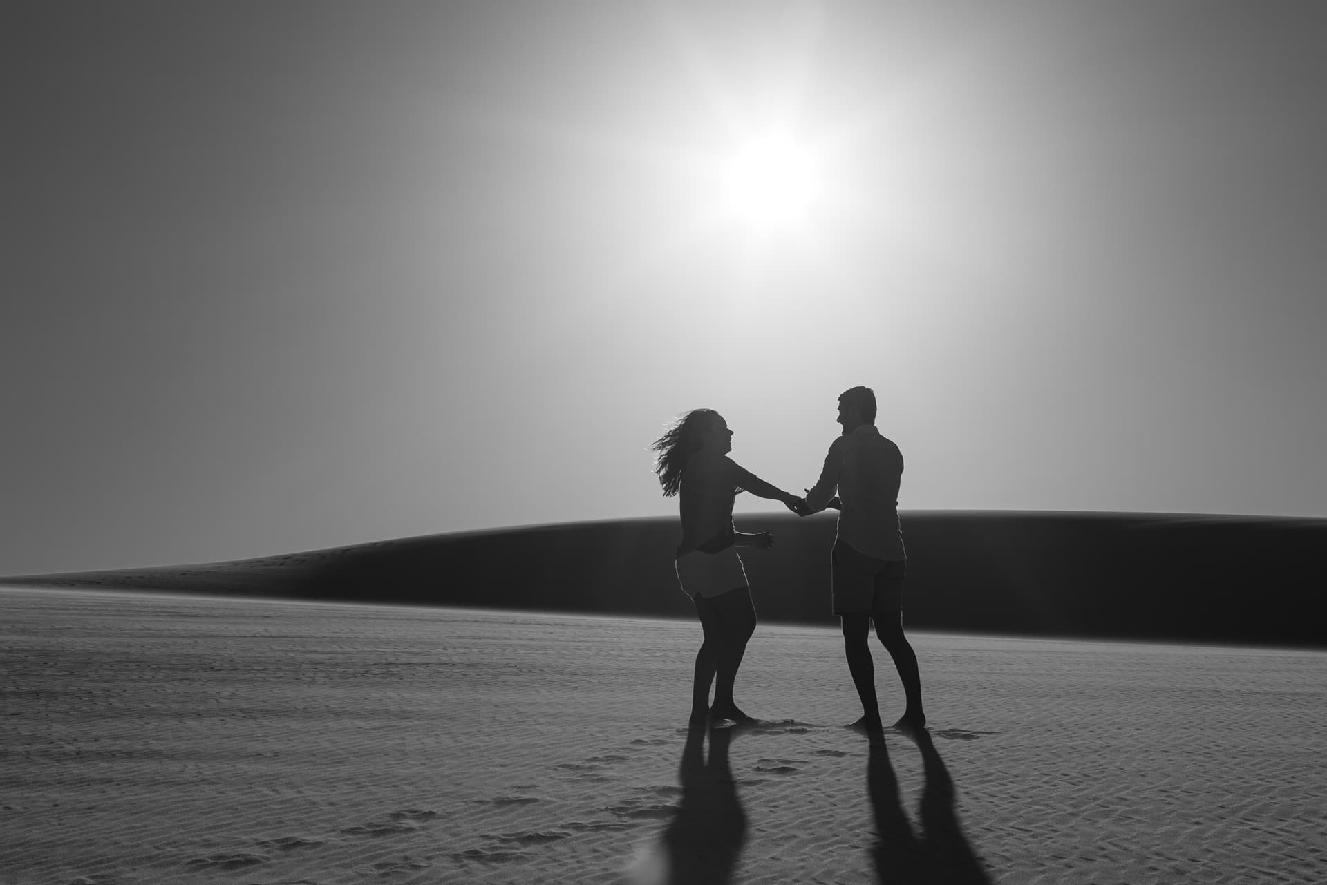 Júlia e Guilherme, beijo ao pôr do sol nas dunas, Atins, Lençóis Maranhenses