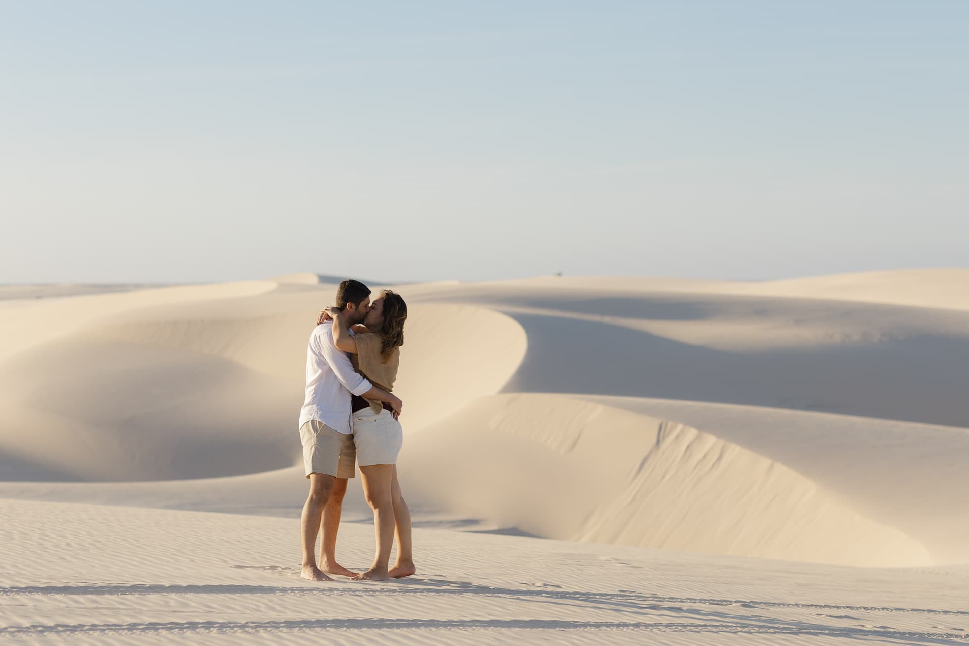 Júlia e Guilherme, momento de cumplicidade nas dunas, Atins, Lençóis Maranhenses