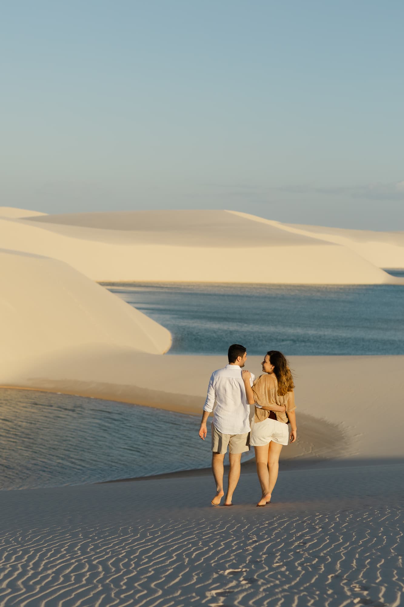 Júlia e Guilherme, casal abraçado na luz dourada, Atins, Lençóis Maranhenses