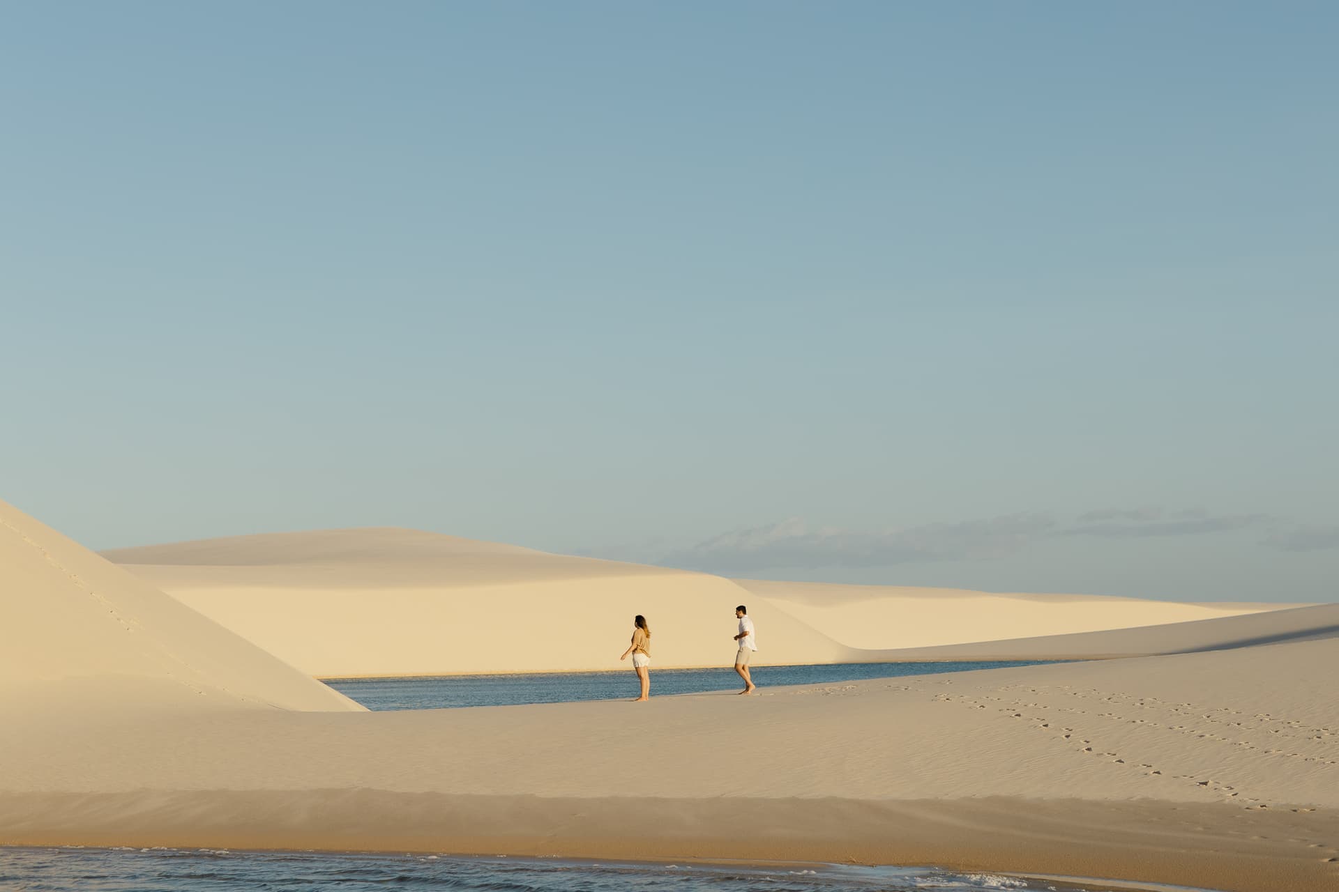 Júlia e Guilherme, caminhando de mãos dadas nas dunas, Atins, Lençóis Maranhenses