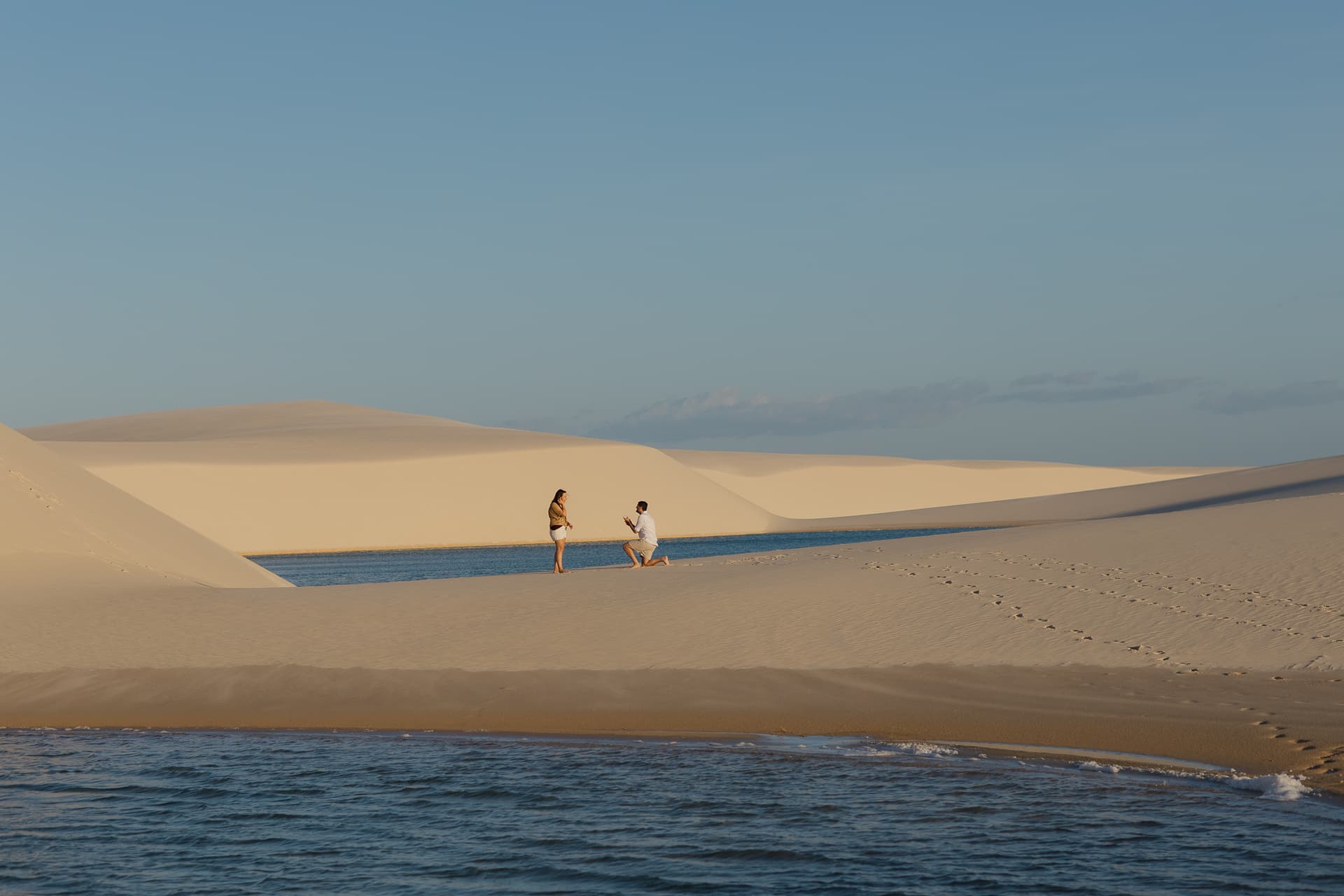 Júlia e Guilherme, beijo ao pôr do sol nas dunas, Atins, Lençóis Maranhenses