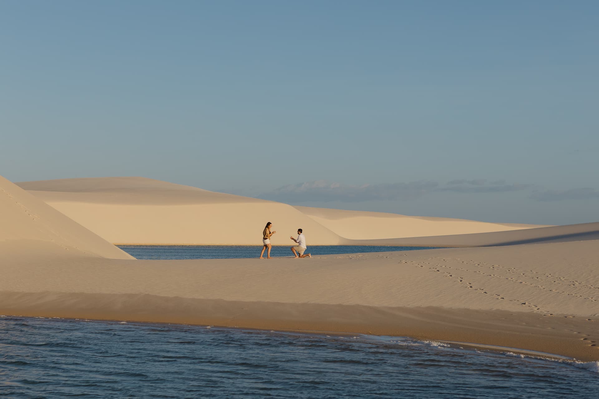 Júlia e Guilherme, momento de cumplicidade nas dunas, Atins, Lençóis Maranhenses