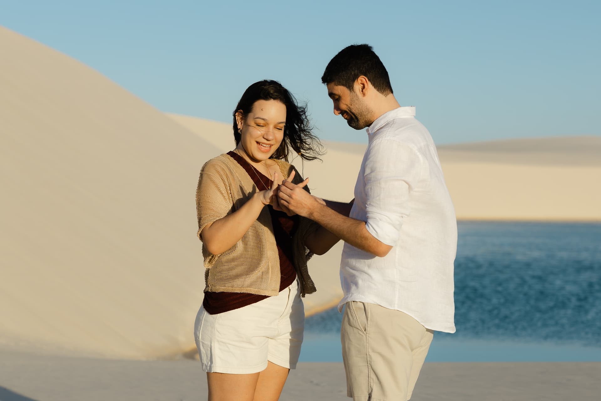 Júlia e Guilherme, silhueta ao entardecer, Atins, Lençóis Maranhenses