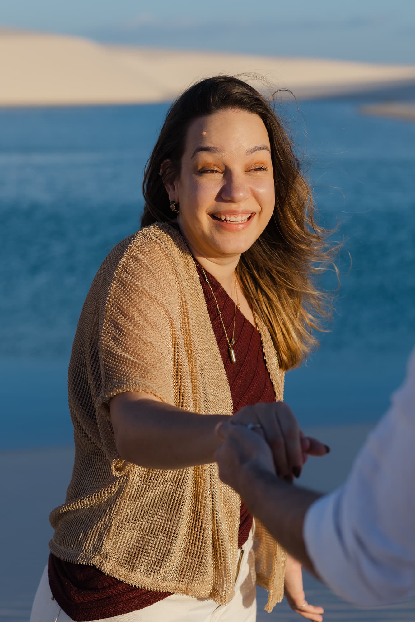 Júlia e Guilherme, casal abraçado na luz dourada, Atins, Lençóis Maranhenses