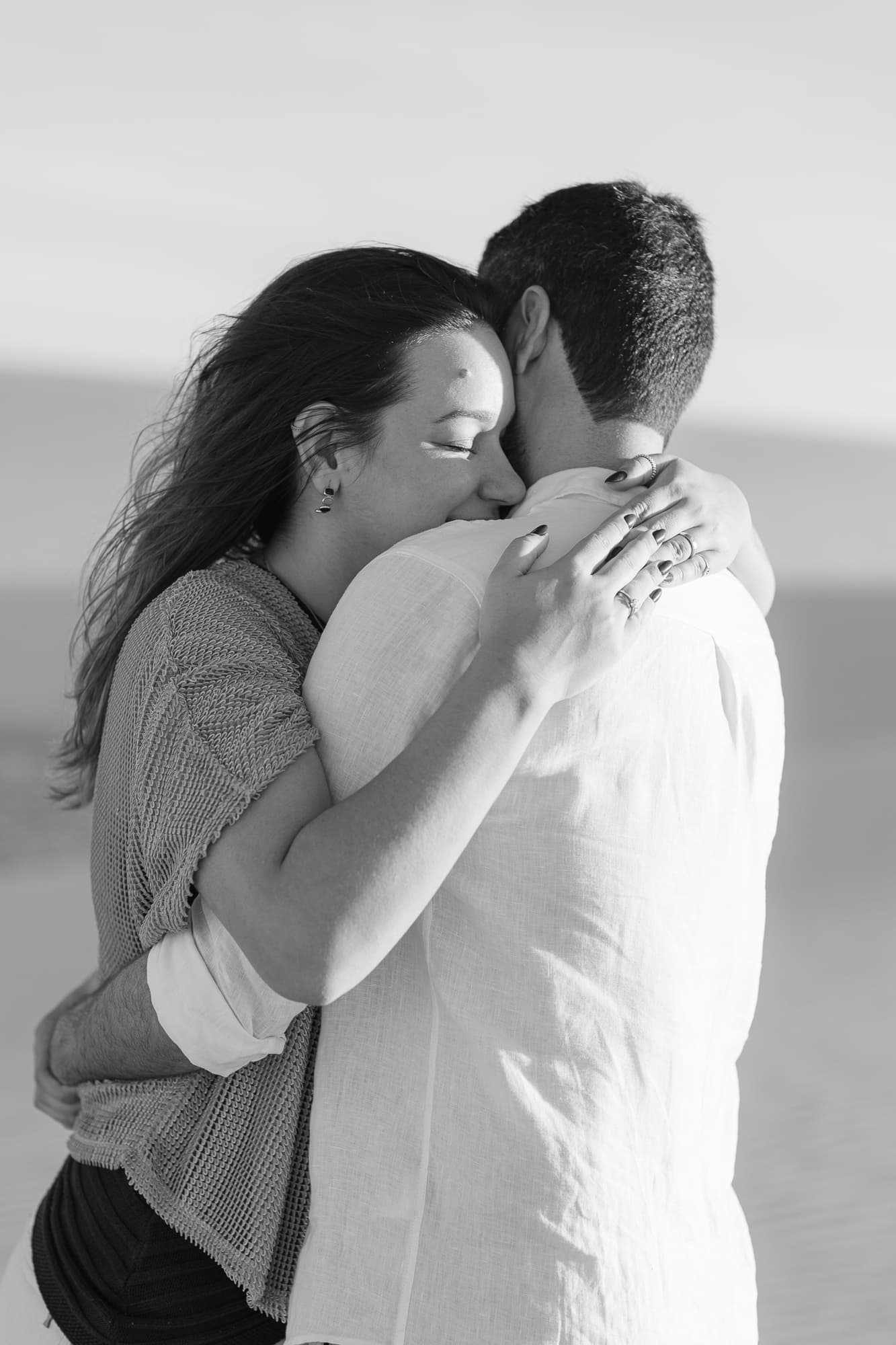 Júlia e Guilherme, caminhando de mãos dadas nas dunas, Atins, Lençóis Maranhenses