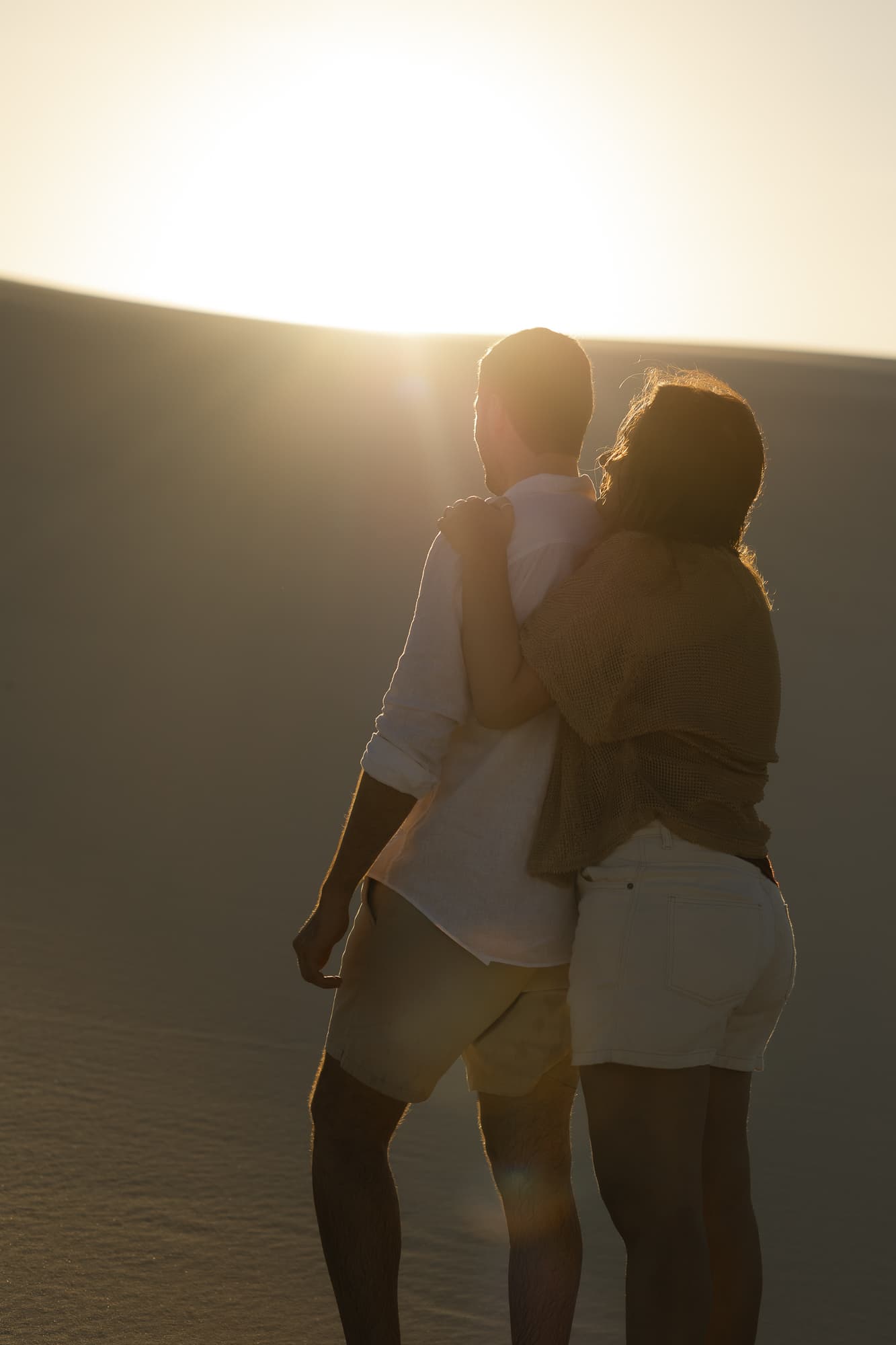 Júlia e Guilherme, beijo ao pôr do sol nas dunas, Atins, Lençóis Maranhenses