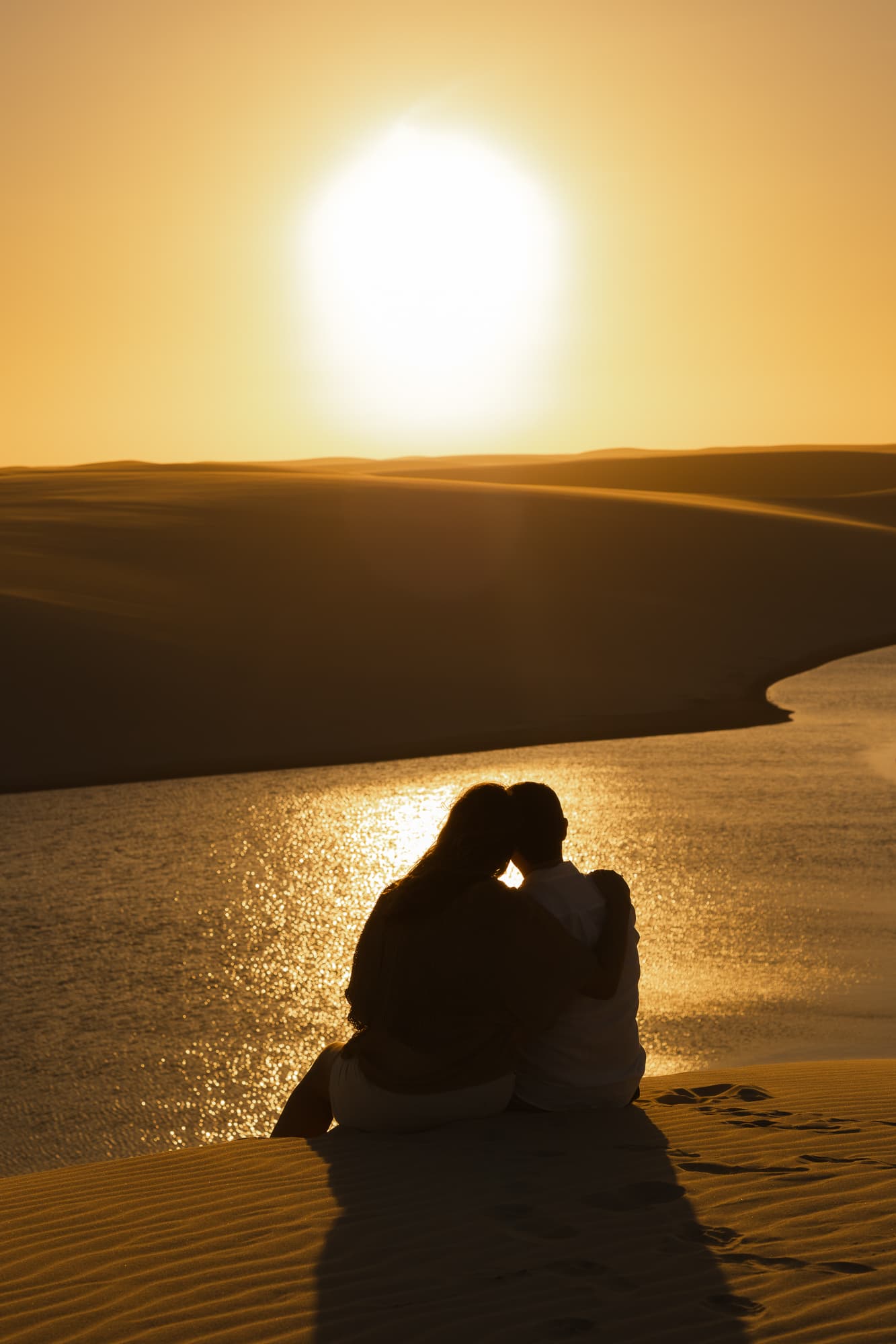 Júlia e Guilherme, silhueta ao entardecer, Atins, Lençóis Maranhenses