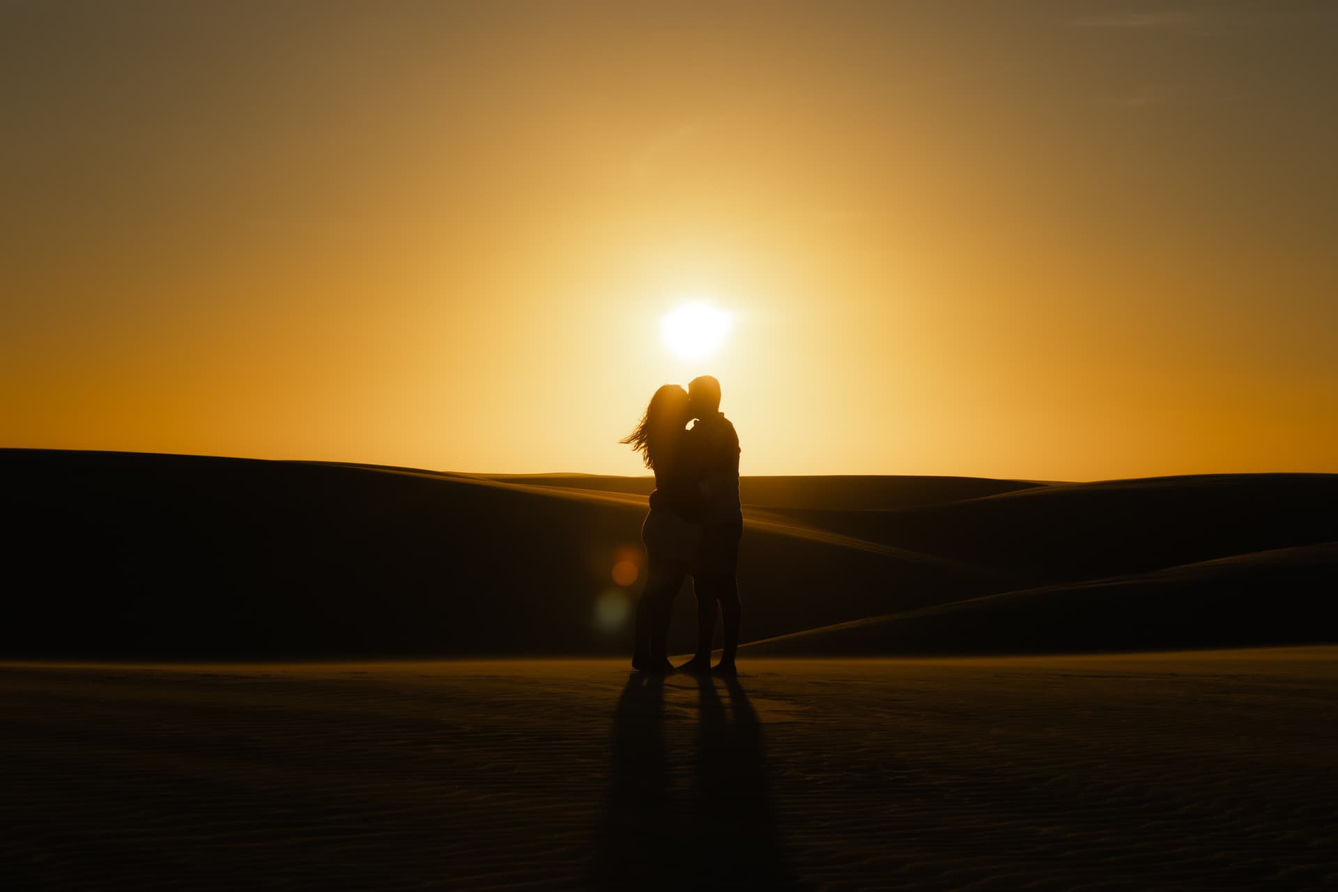 Júlia e Guilherme, casal abraçado na luz dourada, Atins, Lençóis Maranhenses