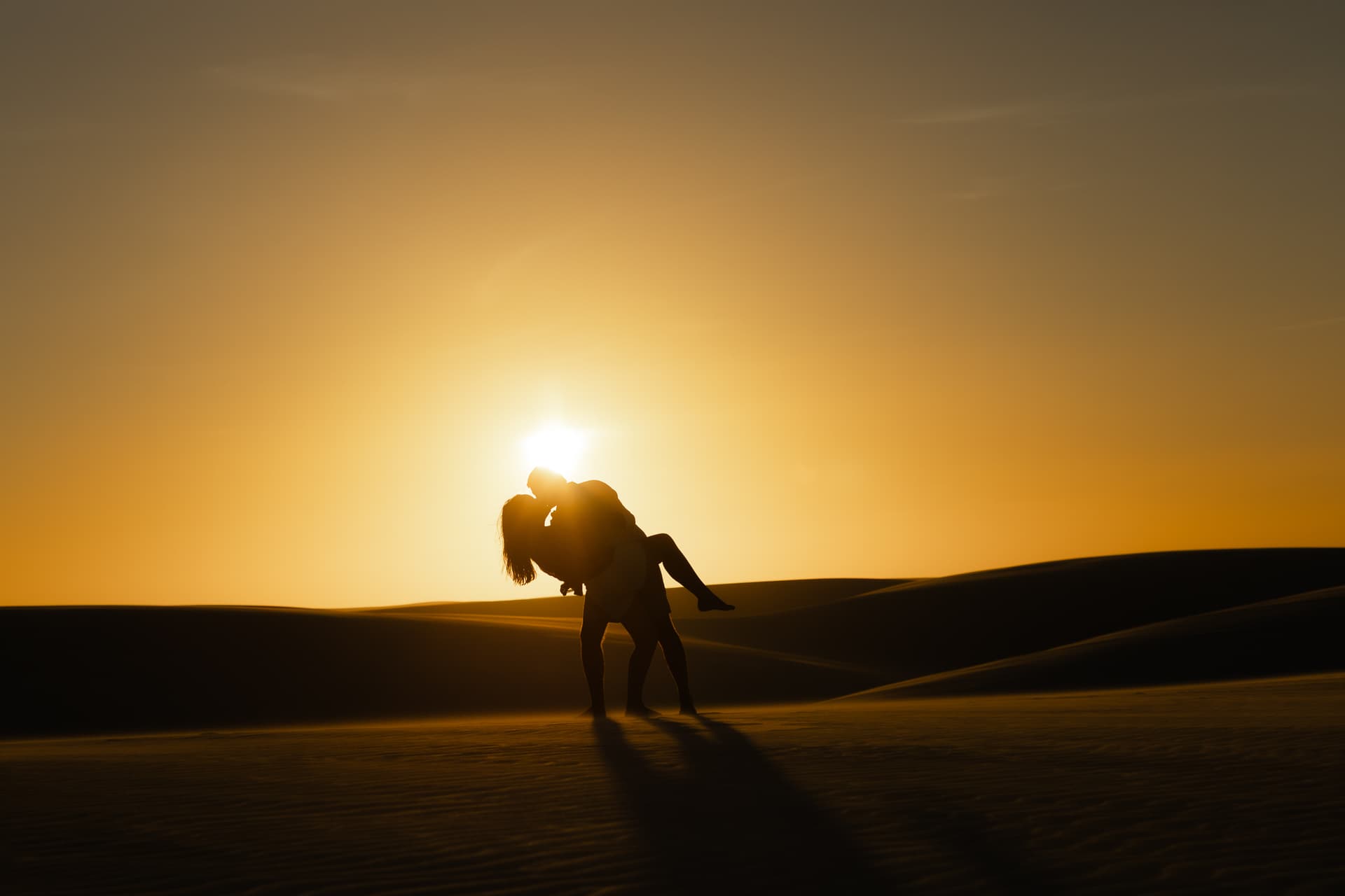 Júlia e Guilherme, caminhando de mãos dadas nas dunas, Atins, Lençóis Maranhenses