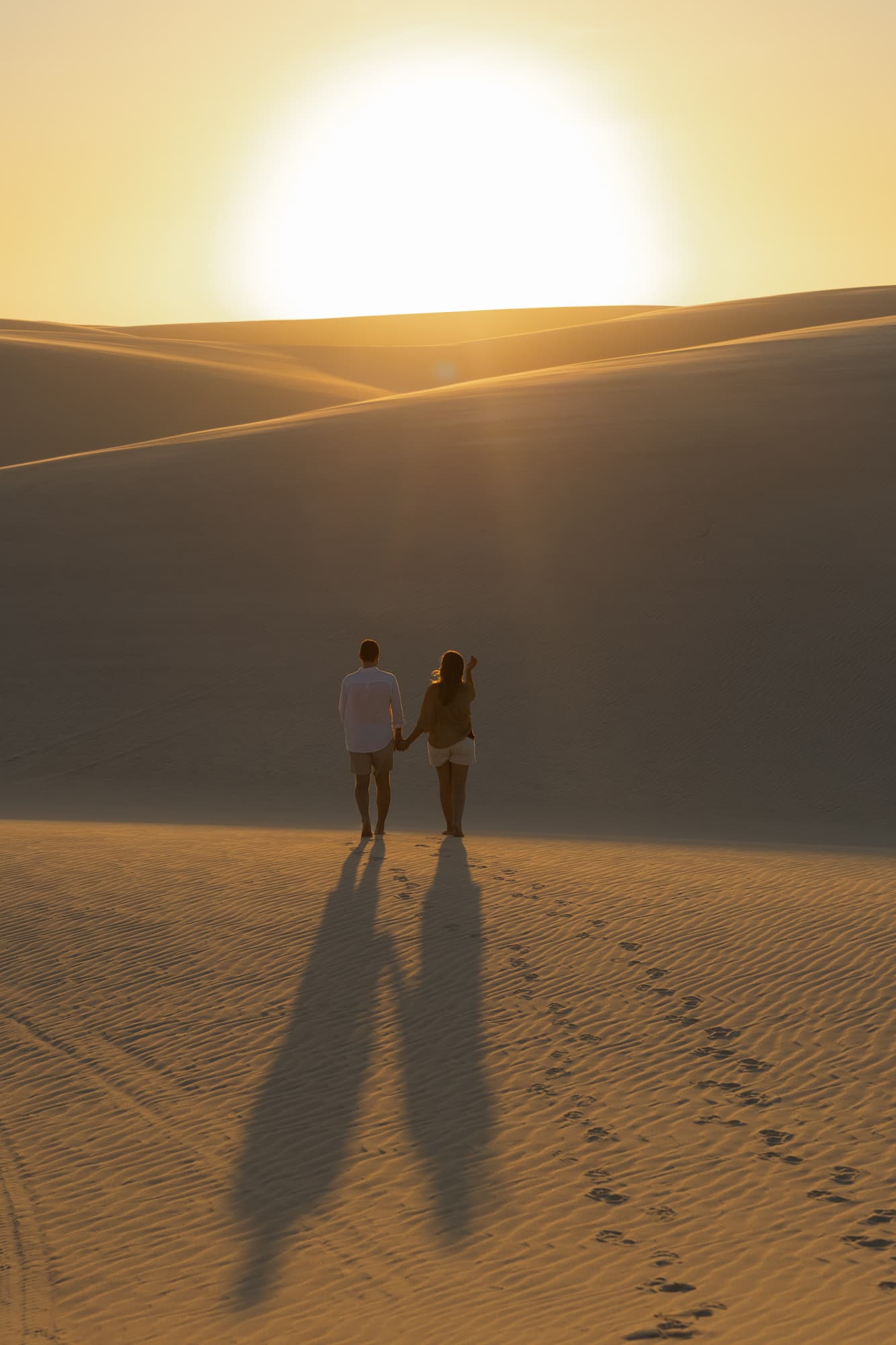 Júlia e Guilherme, beijo ao pôr do sol nas dunas, Atins, Lençóis Maranhenses