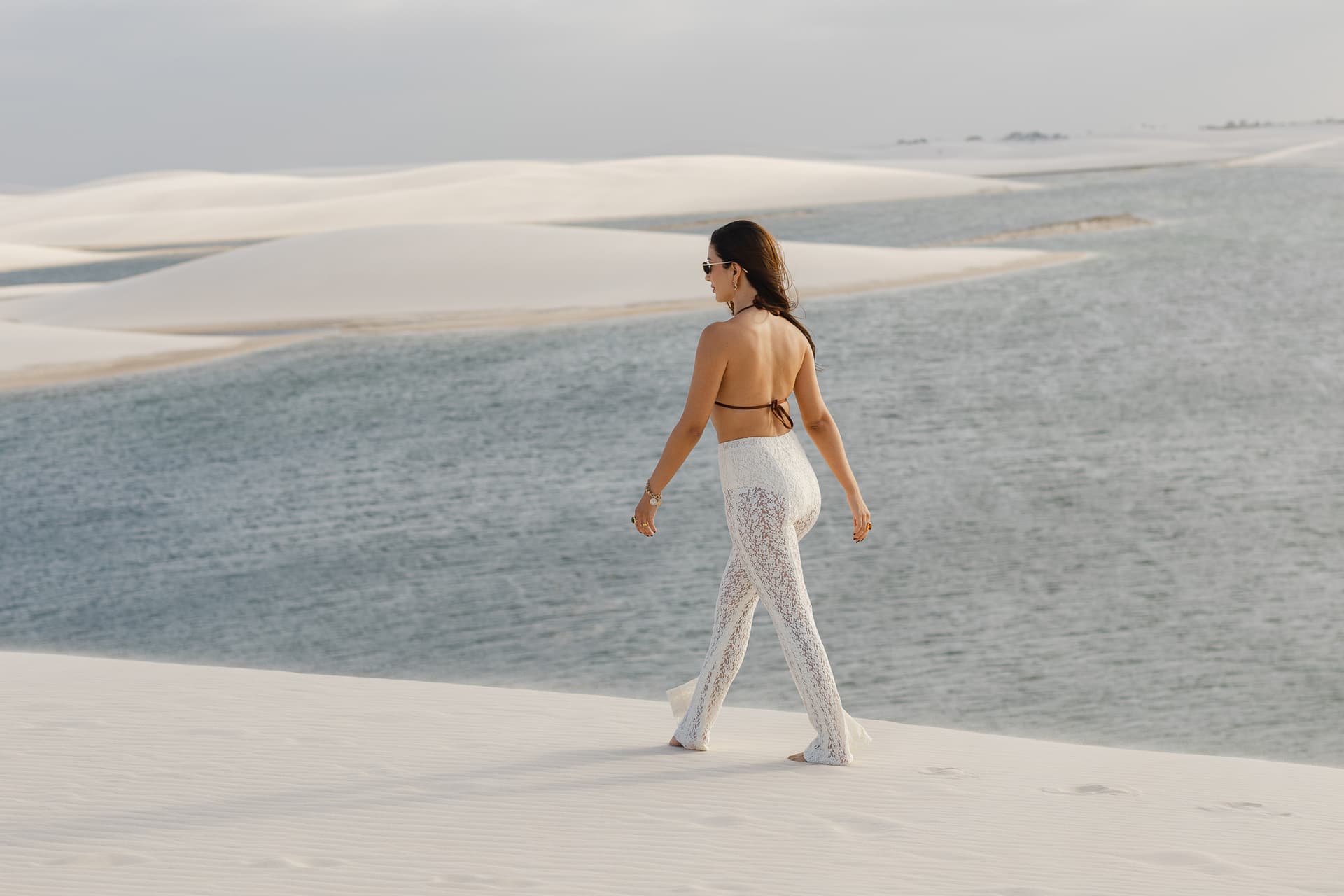 Lívia e José, silhueta ao entardecer, Santo Amaro, Lençóis Maranhenses