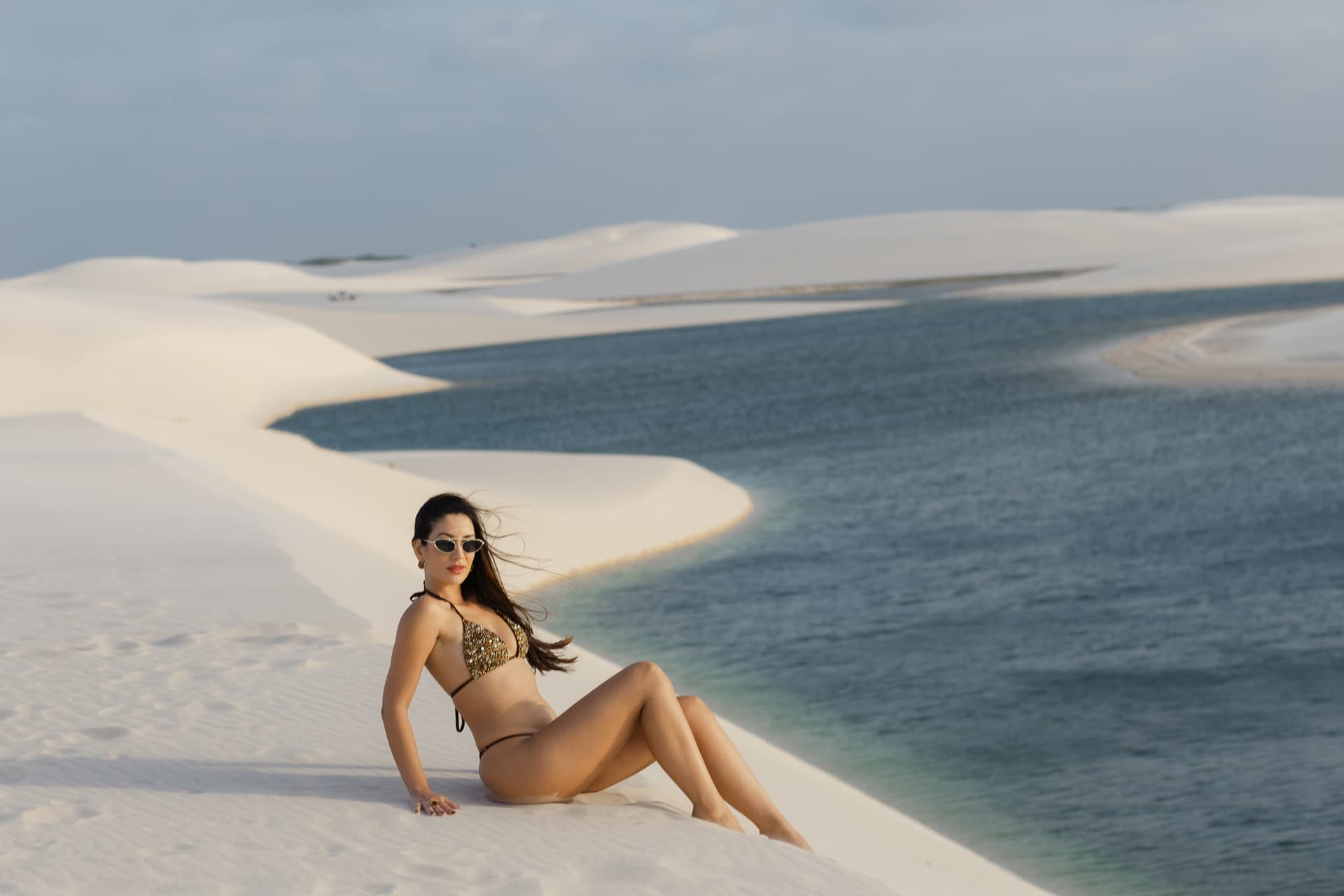 Lívia e José, casal abraçado na luz dourada, Santo Amaro, Lençóis Maranhenses