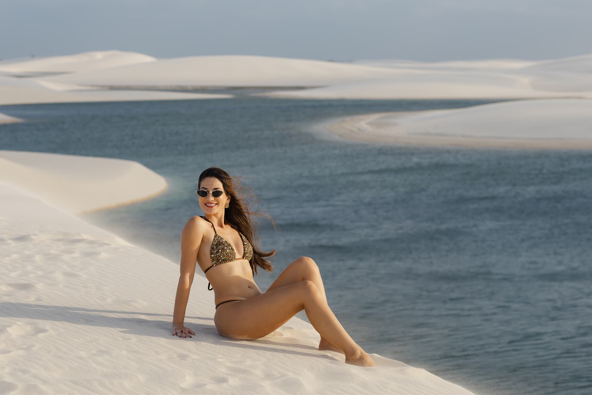 Lívia e José, caminhando de mãos dadas nas dunas, Santo Amaro, Lençóis Maranhenses