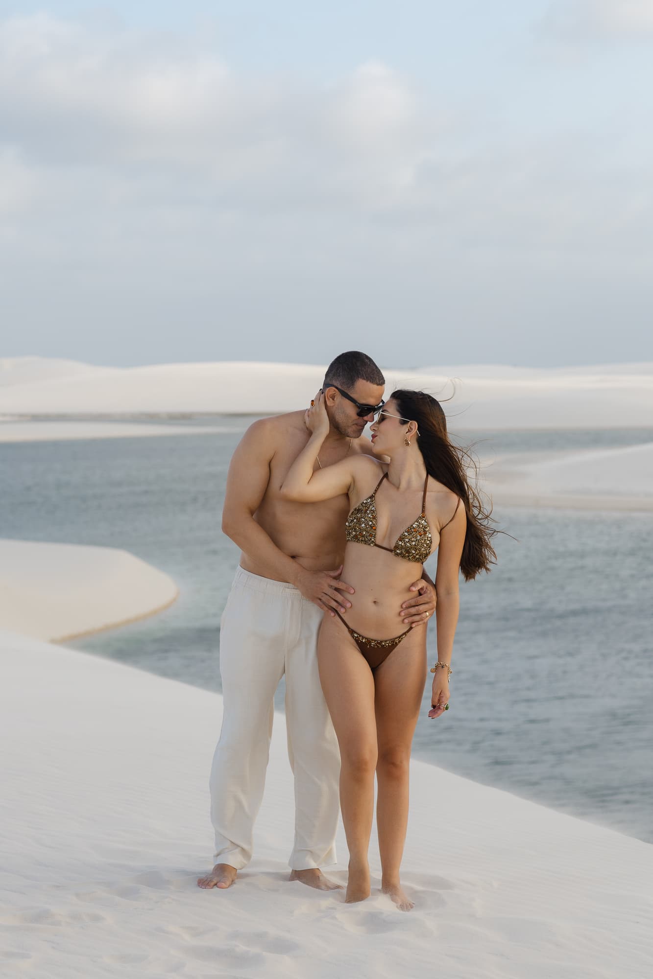 Lívia e José, casal abraçado na luz dourada, Santo Amaro, Lençóis Maranhenses