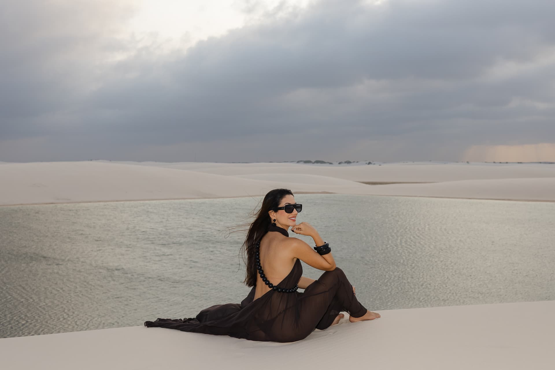 Lívia e José, casal abraçado na luz dourada, Santo Amaro, Lençóis Maranhenses