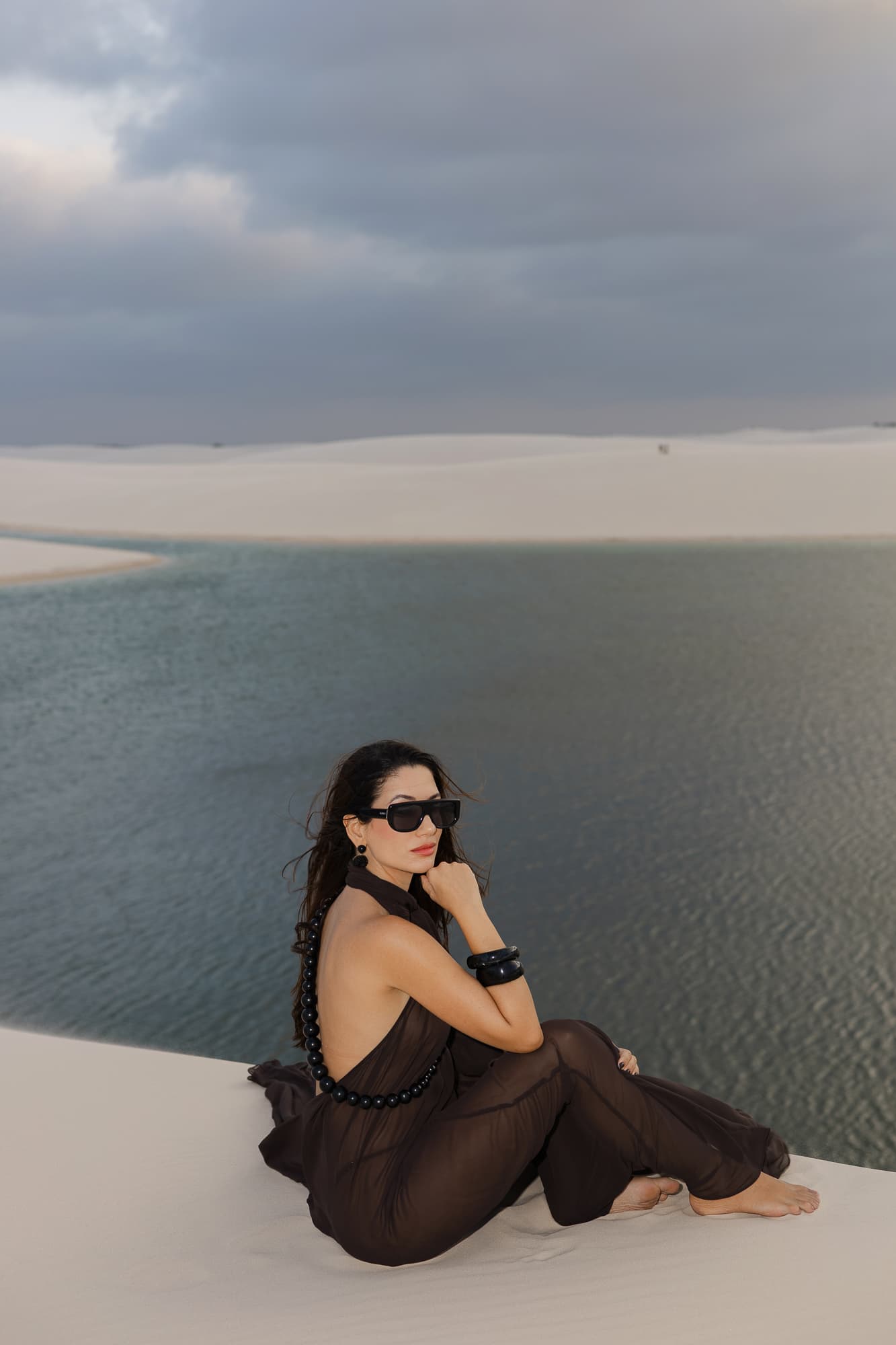 Lívia e José, caminhando de mãos dadas nas dunas, Santo Amaro, Lençóis Maranhenses