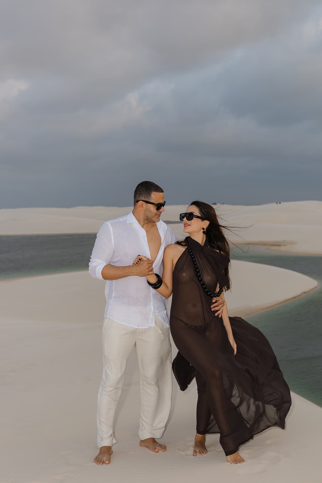 Lívia e José, silhueta ao entardecer, Santo Amaro, Lençóis Maranhenses