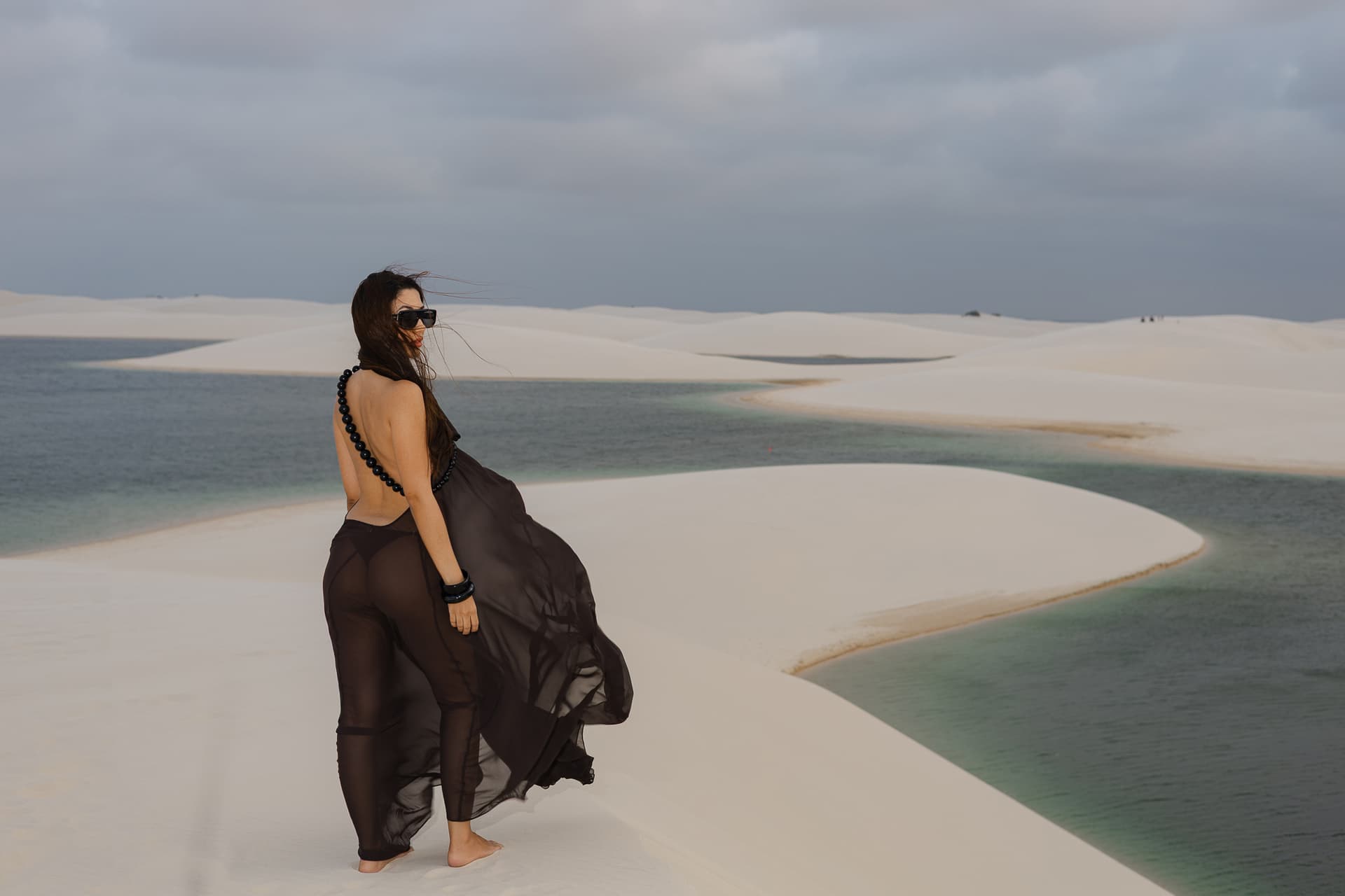 Lívia e José, casal abraçado na luz dourada, Santo Amaro, Lençóis Maranhenses