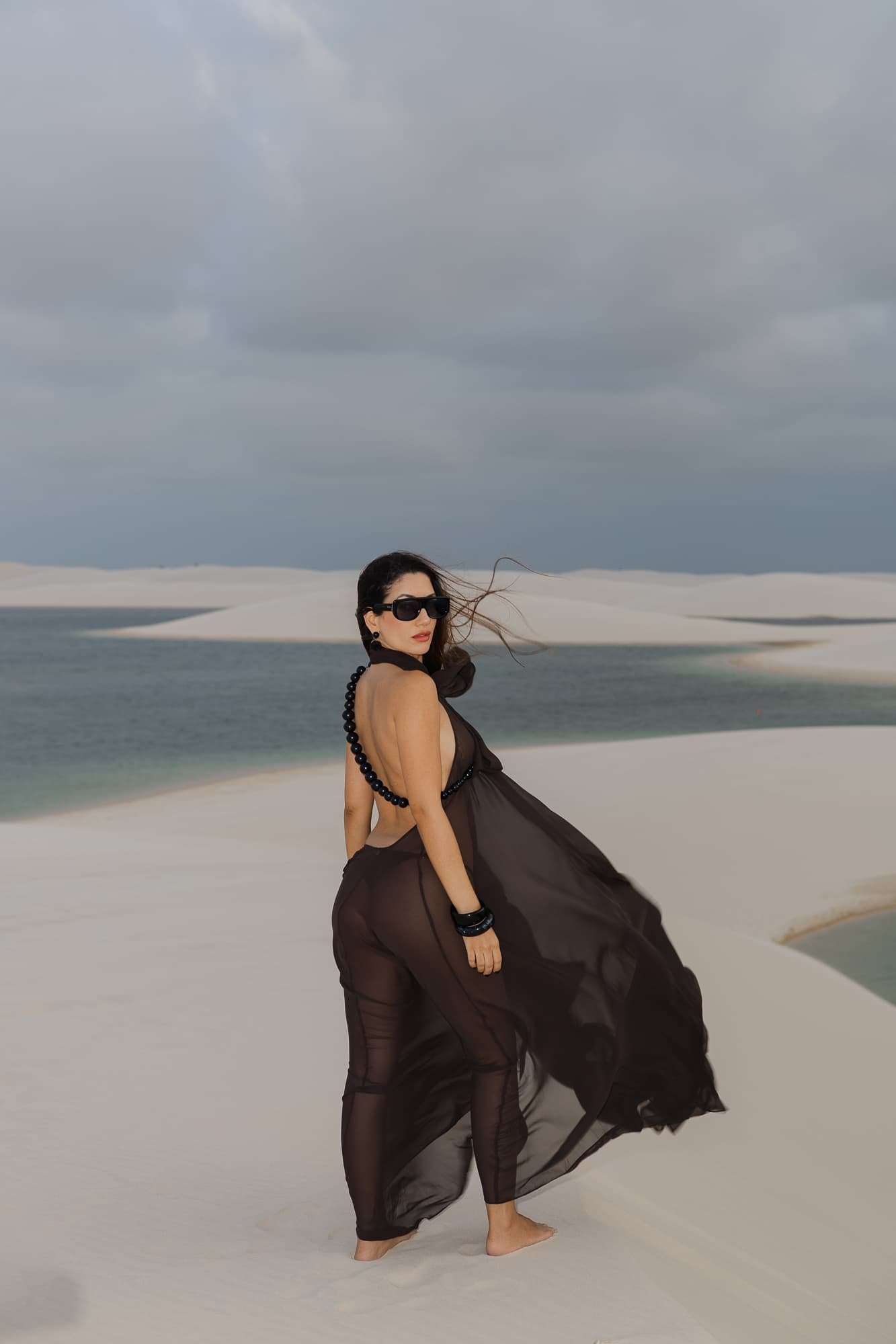 Lívia e José, caminhando de mãos dadas nas dunas, Santo Amaro, Lençóis Maranhenses