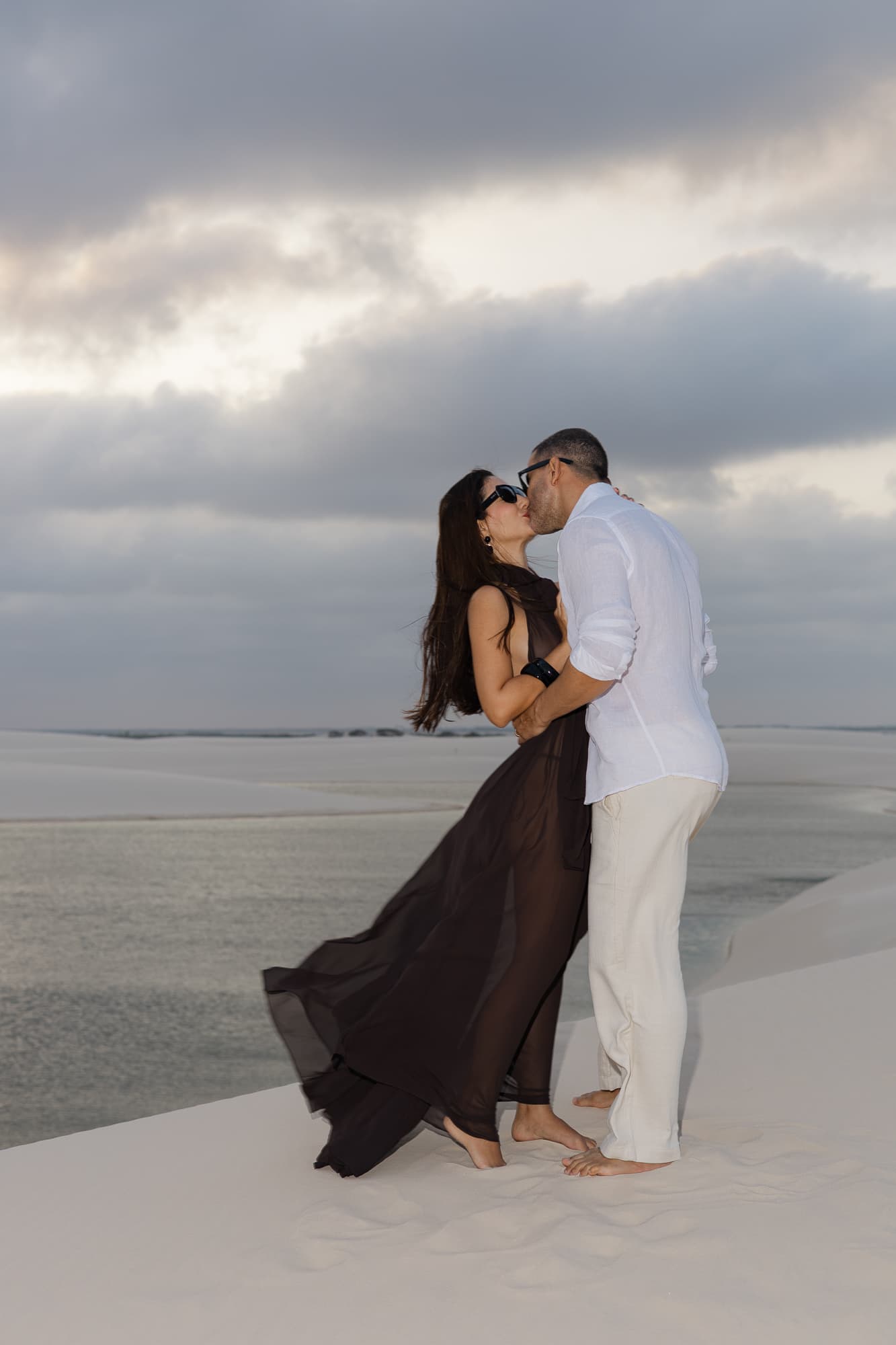 Lívia e José, momento de cumplicidade nas dunas, Santo Amaro, Lençóis Maranhenses