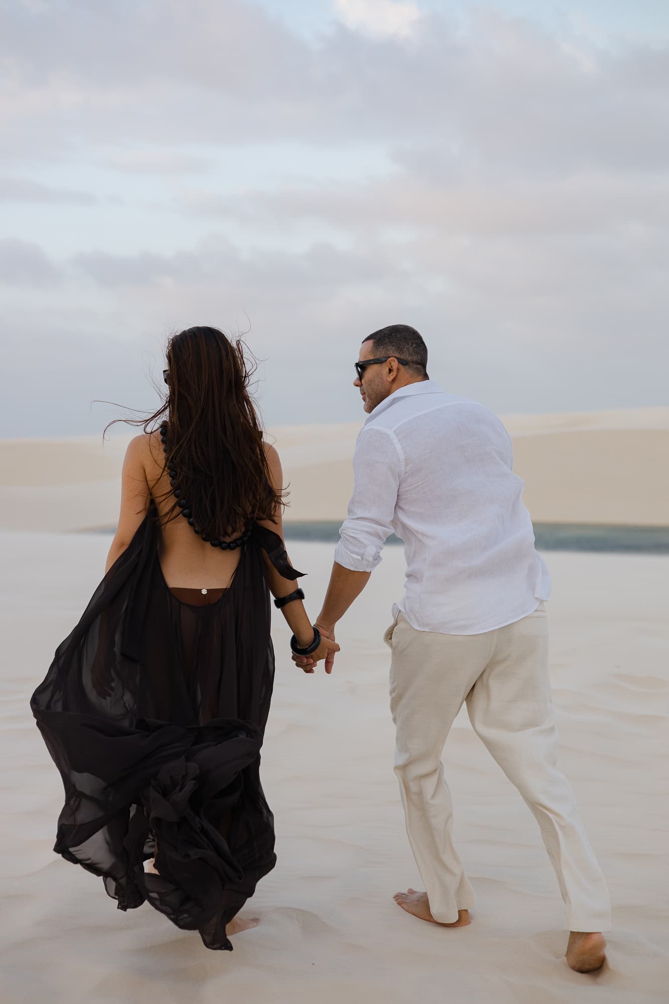 Lívia e José, silhueta ao entardecer, Santo Amaro, Lençóis Maranhenses