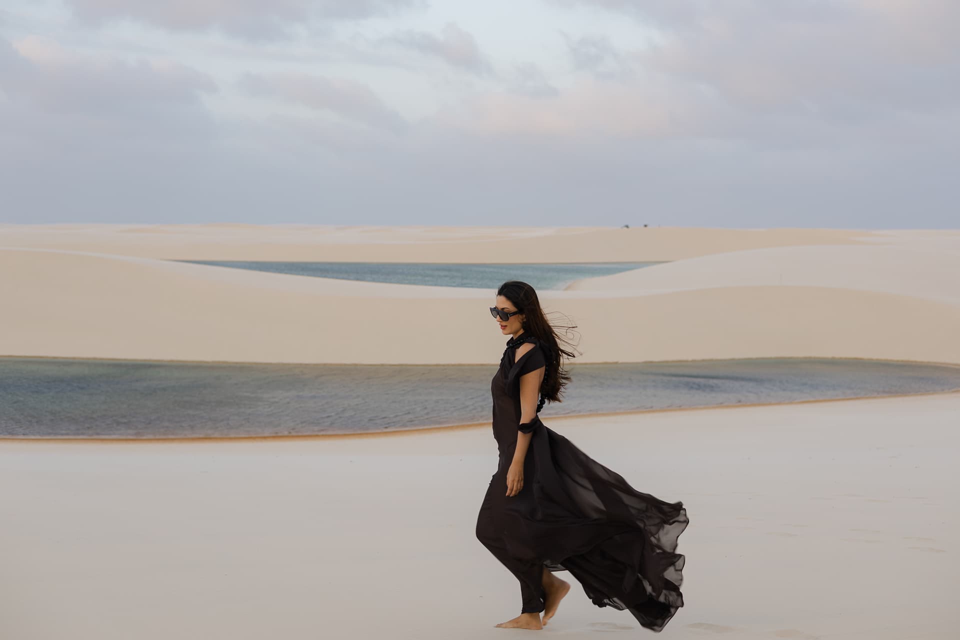 Lívia e José, casal abraçado na luz dourada, Santo Amaro, Lençóis Maranhenses