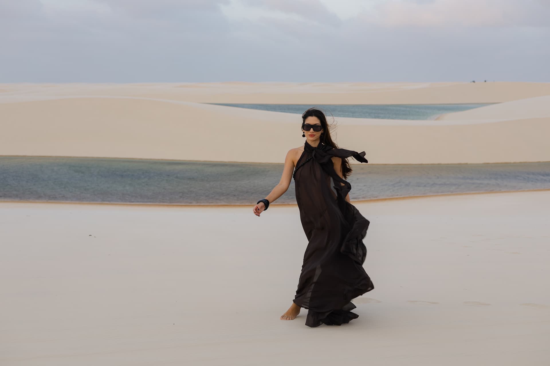 Lívia e José, caminhando de mãos dadas nas dunas, Santo Amaro, Lençóis Maranhenses