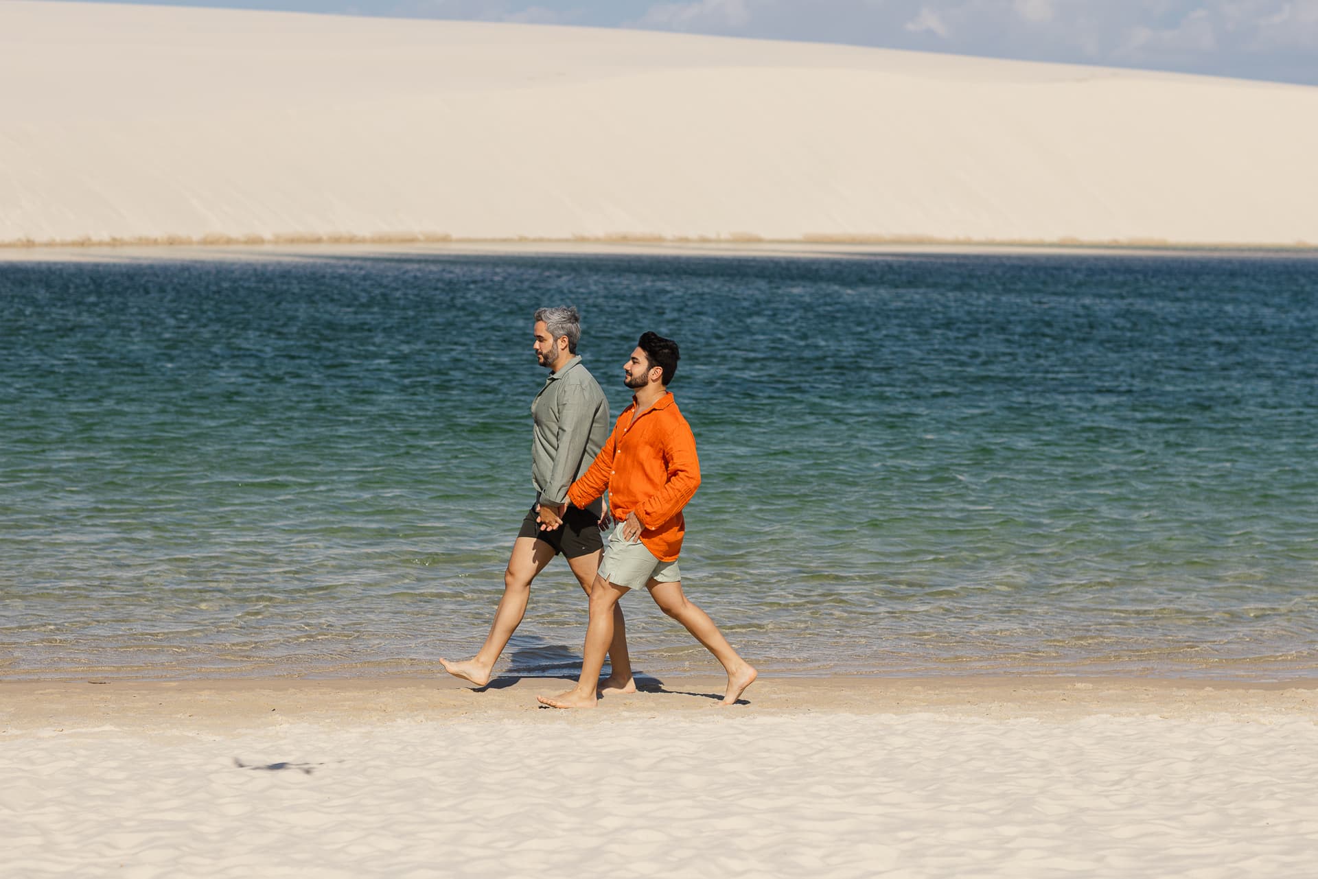 Marcos e Victor, casal abraçado na luz dourada, Santo Amaro, Lençóis Maranhenses