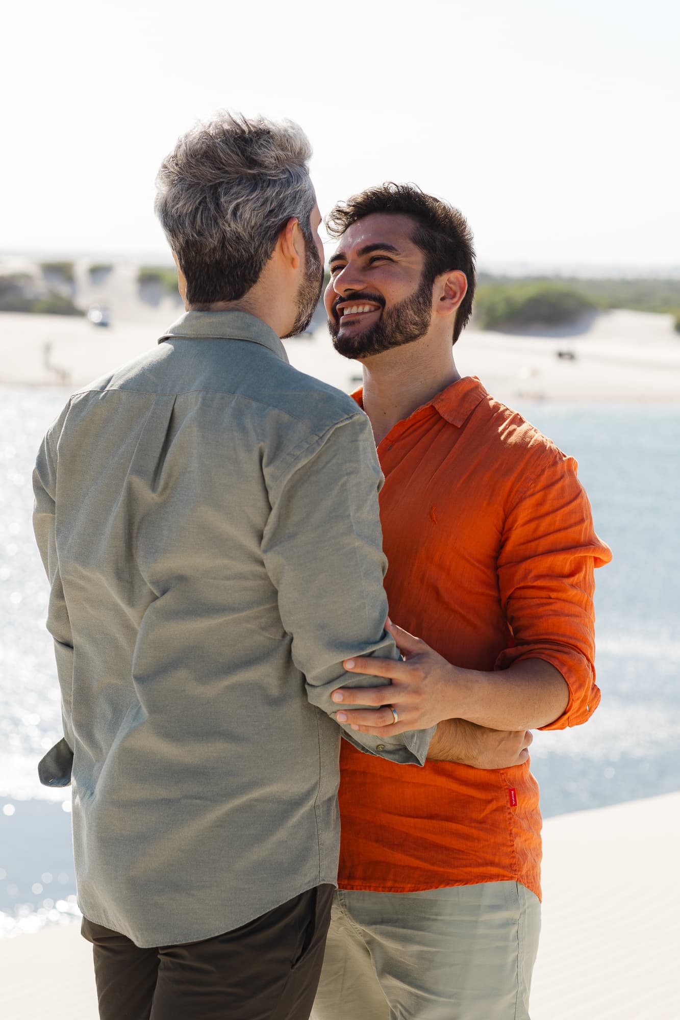Marcos e Victor, beijo ao pôr do sol nas dunas, Santo Amaro, Lençóis Maranhenses