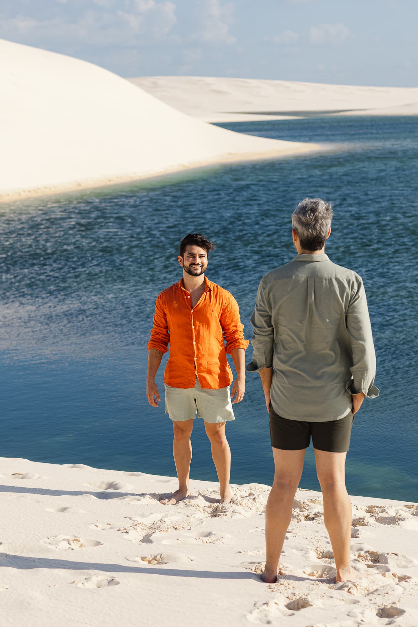 Marcos e Victor, caminhando de mãos dadas nas dunas, Santo Amaro, Lençóis Maranhenses